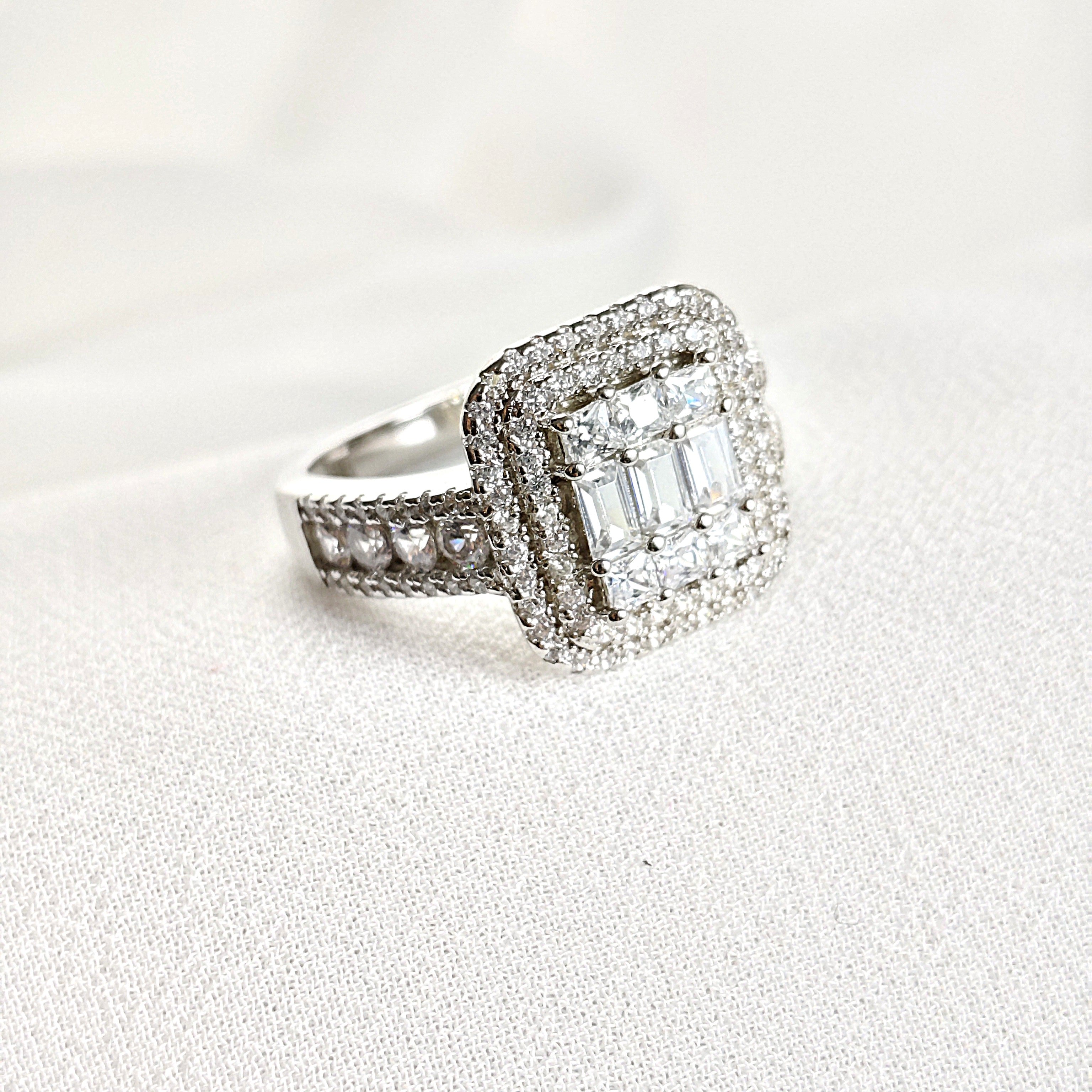 Bague en argent rhodié avec zircon rectangulaire et halo double