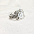 Bague en argent rhodié avec zircon rectangulaire et halo double