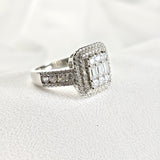 Bague en argent rhodié avec zircon rectangulaire et halo double