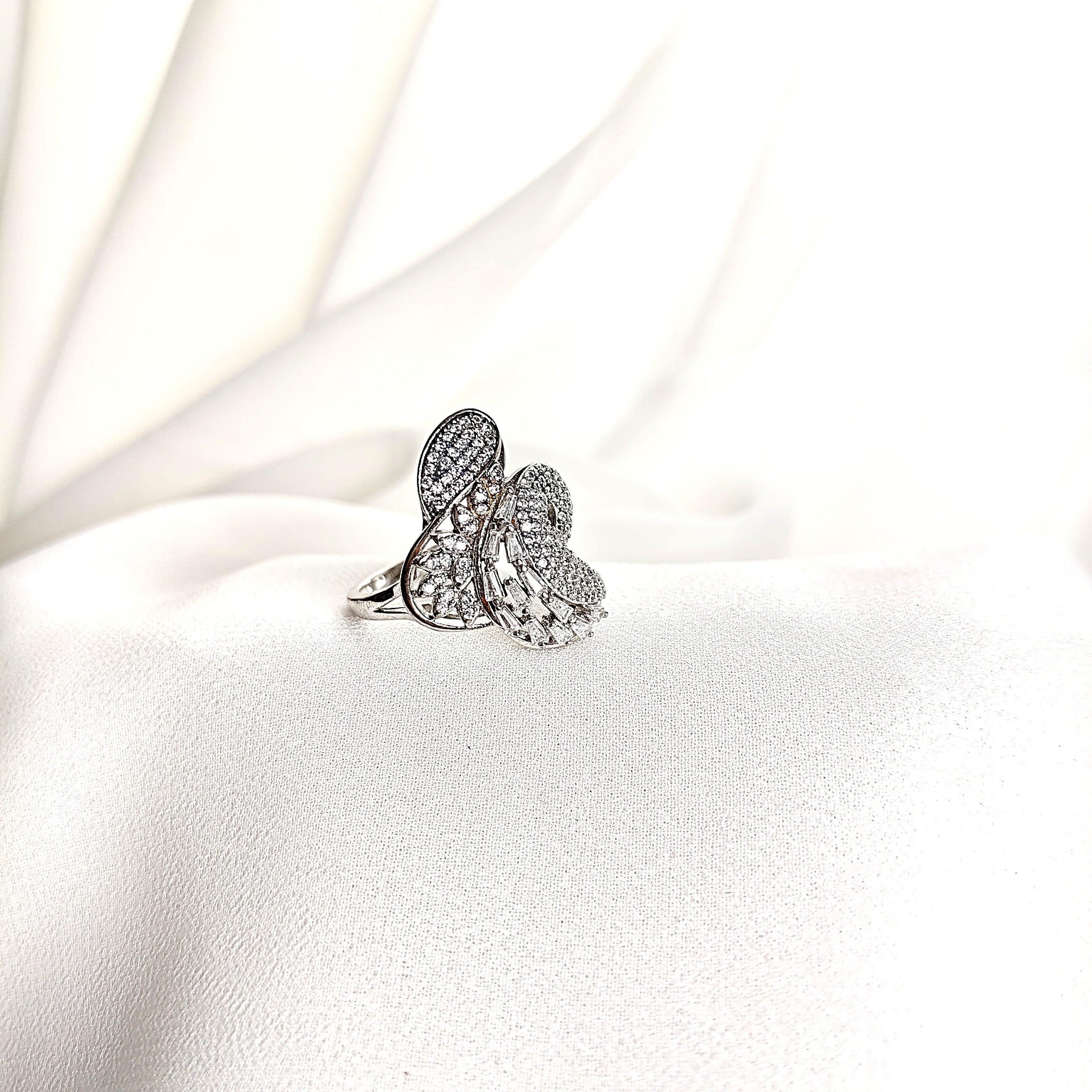 Bague en argent rhodié design papillon pavée de zircons