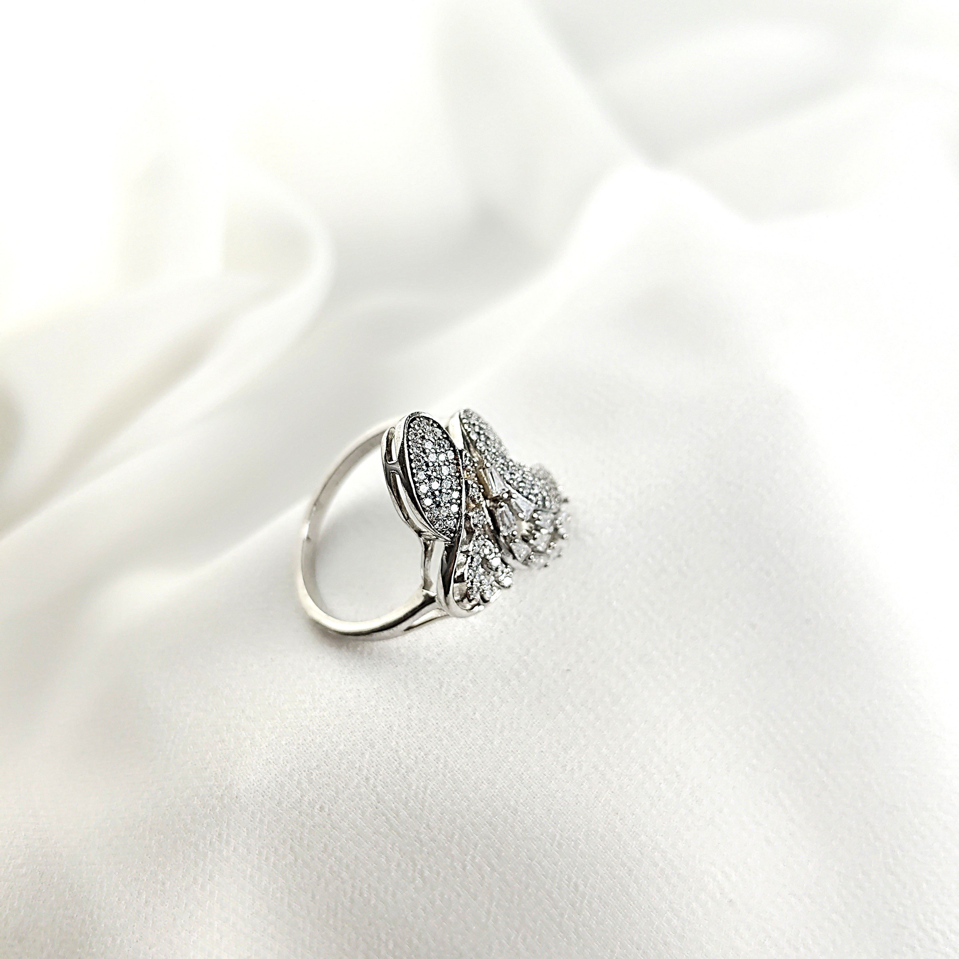 Bague en argent rhodié design papillon pavée de zircons
