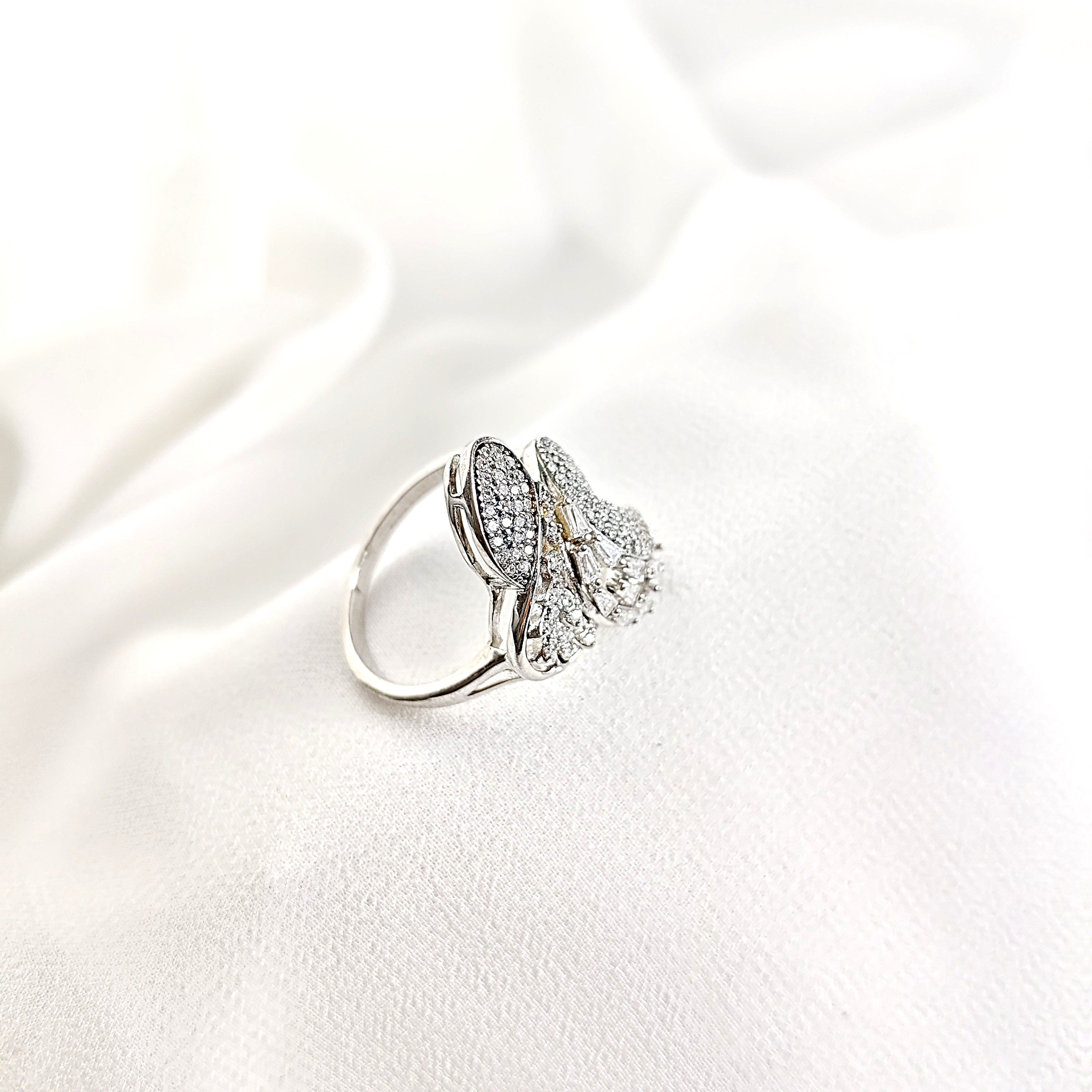 Bague en argent rhodié design papillon pavée de zircons