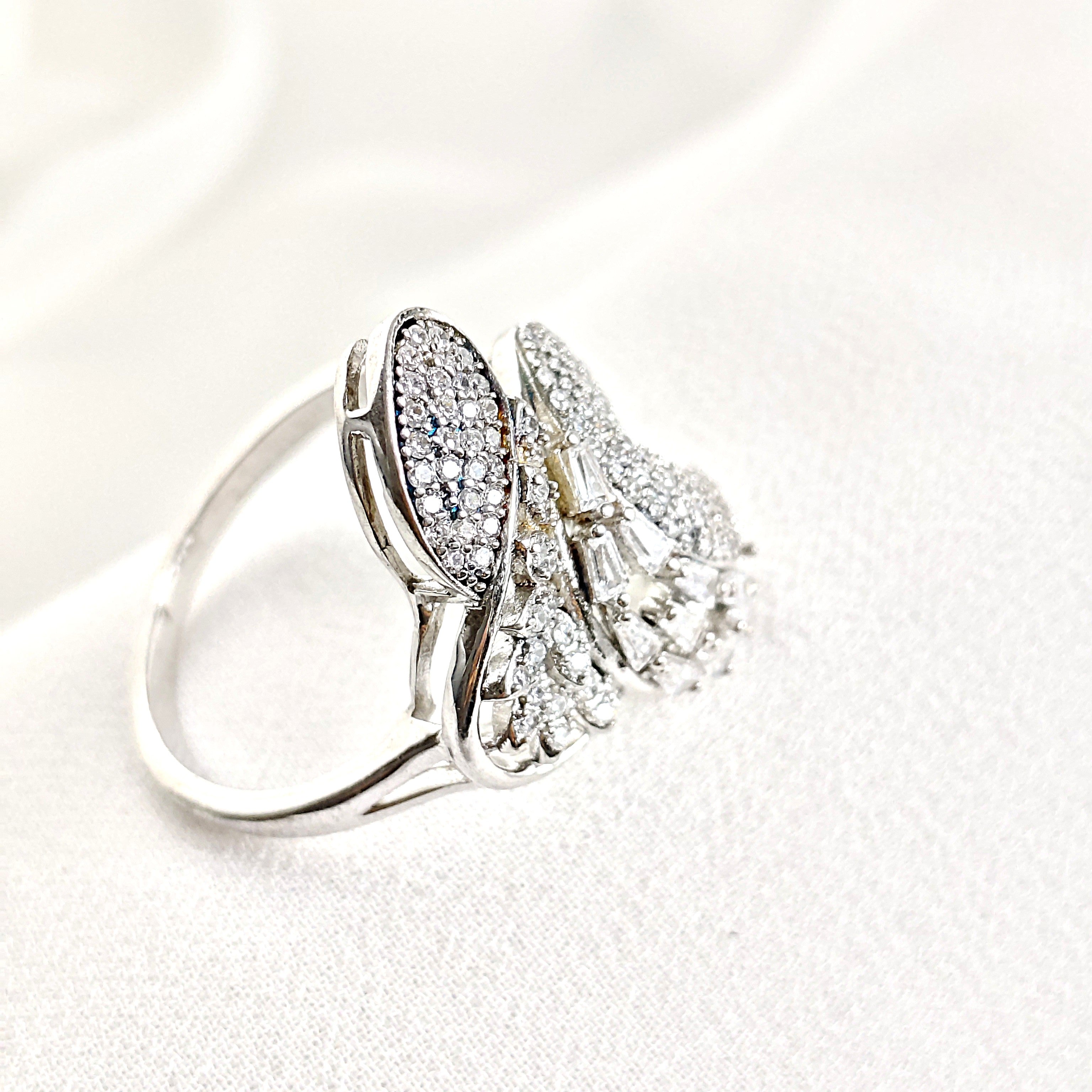 Bague en argent rhodié design papillon pavée de zircons