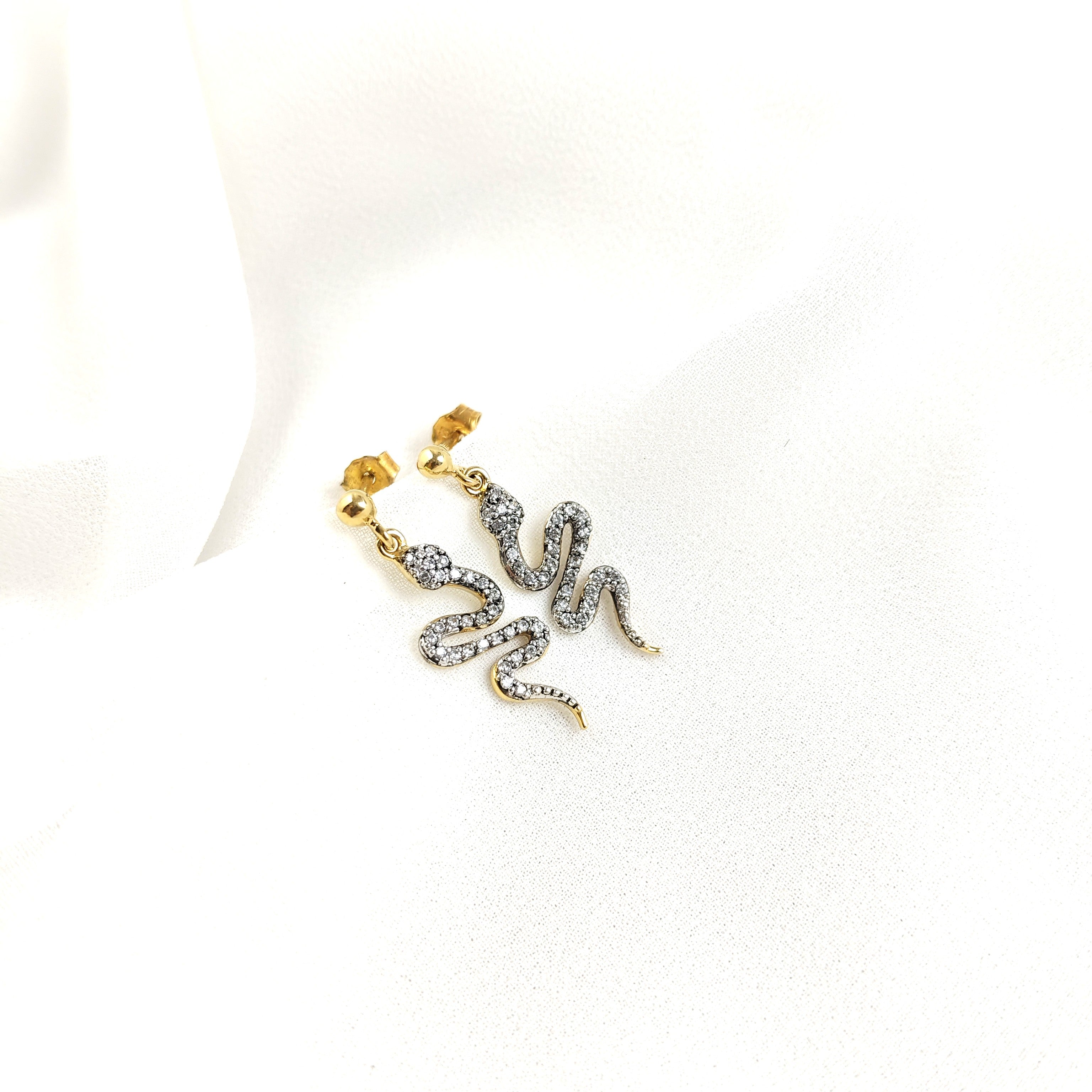 Boucles d’oreilles serpent en plaqué or pavées de zircons