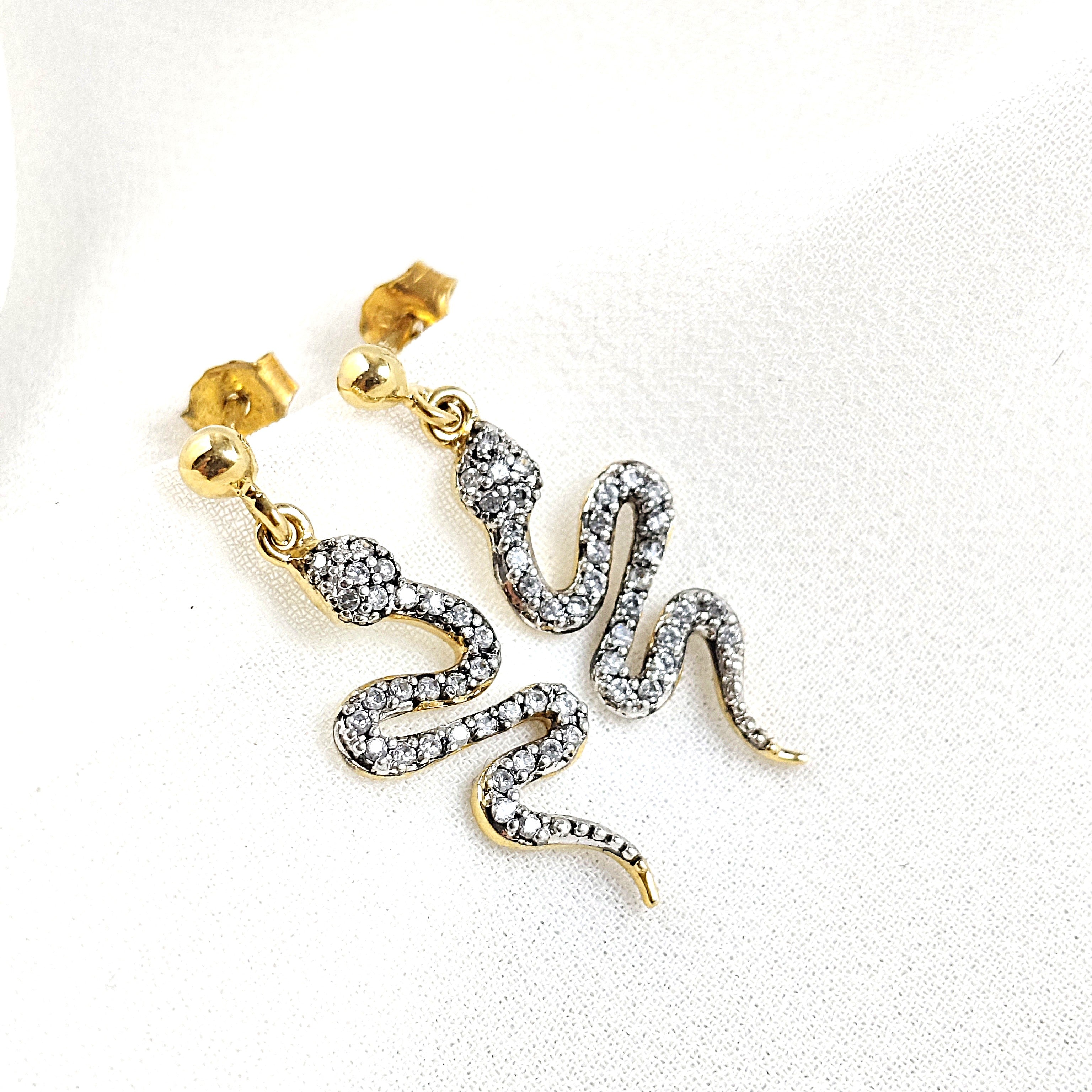 Boucles d’oreilles serpent en plaqué or pavées de zircons