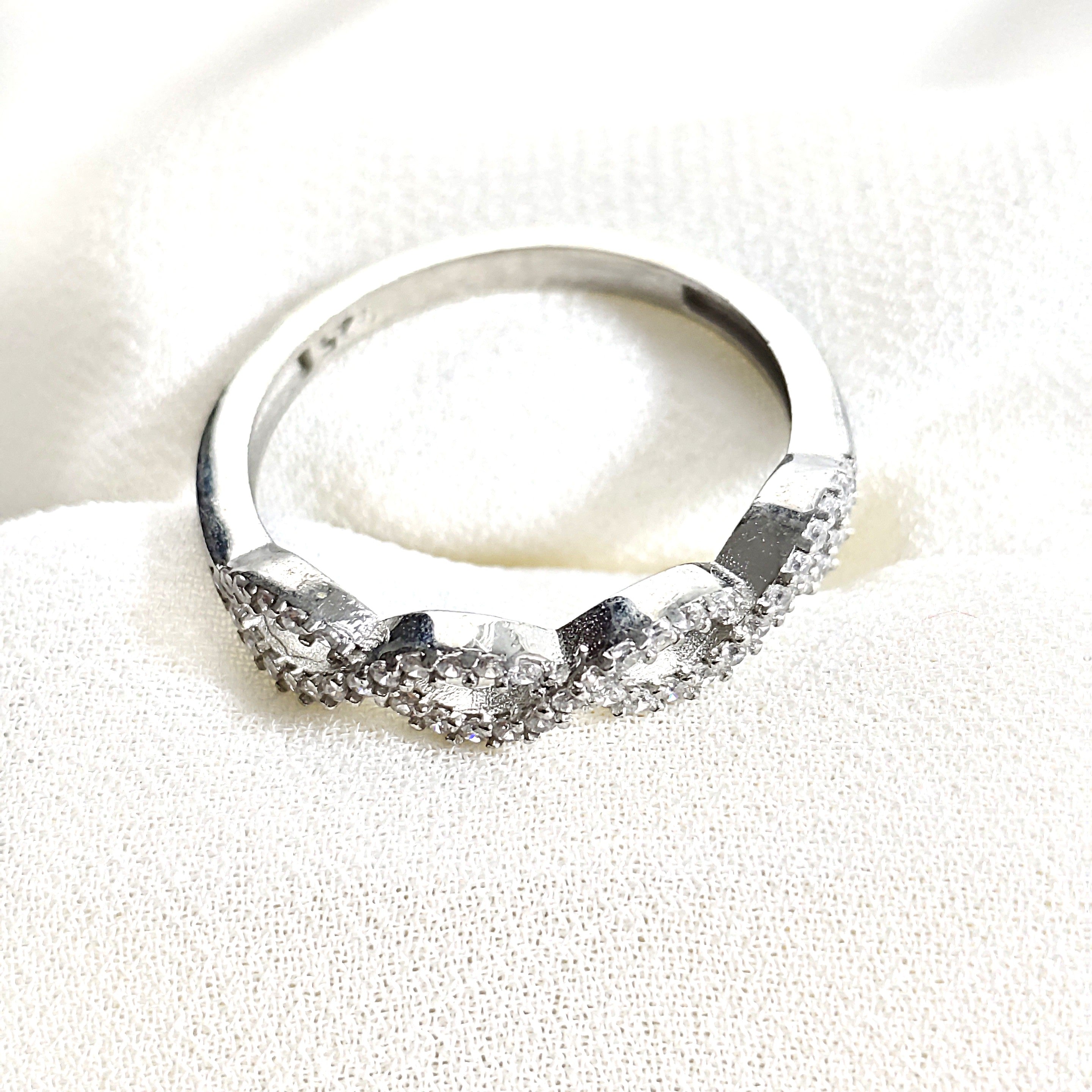 Bague en argent 925 entrelacée de zircons – Élégance Intemporelle