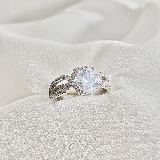 Bague en argent 925 “Étreinte Éternelle” – Solitaire zircon au design entrelacé