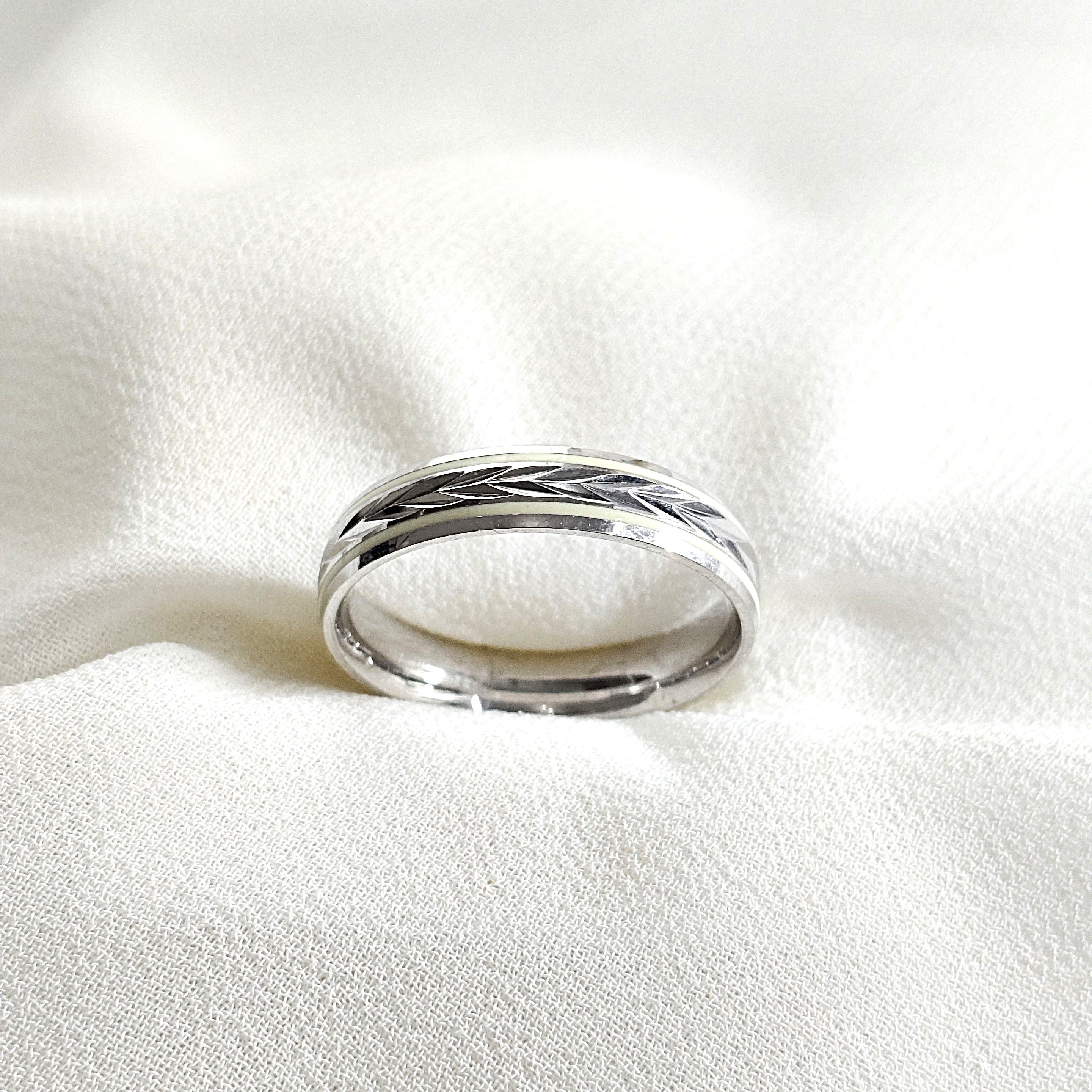 Bague Homme en argent motif gravé discret
