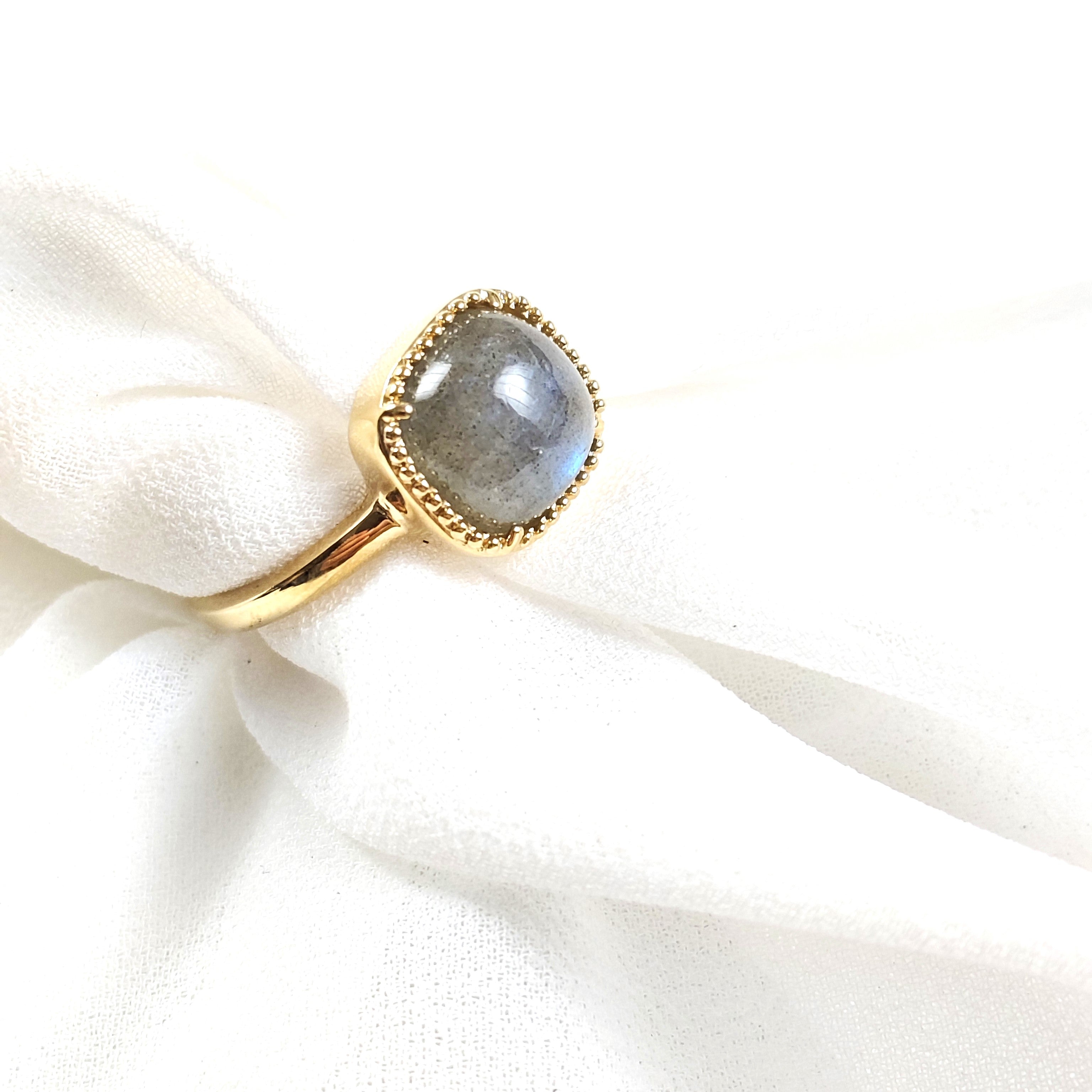 Bague pierre grise cabochon en plaqué or – Garantie 10 ans