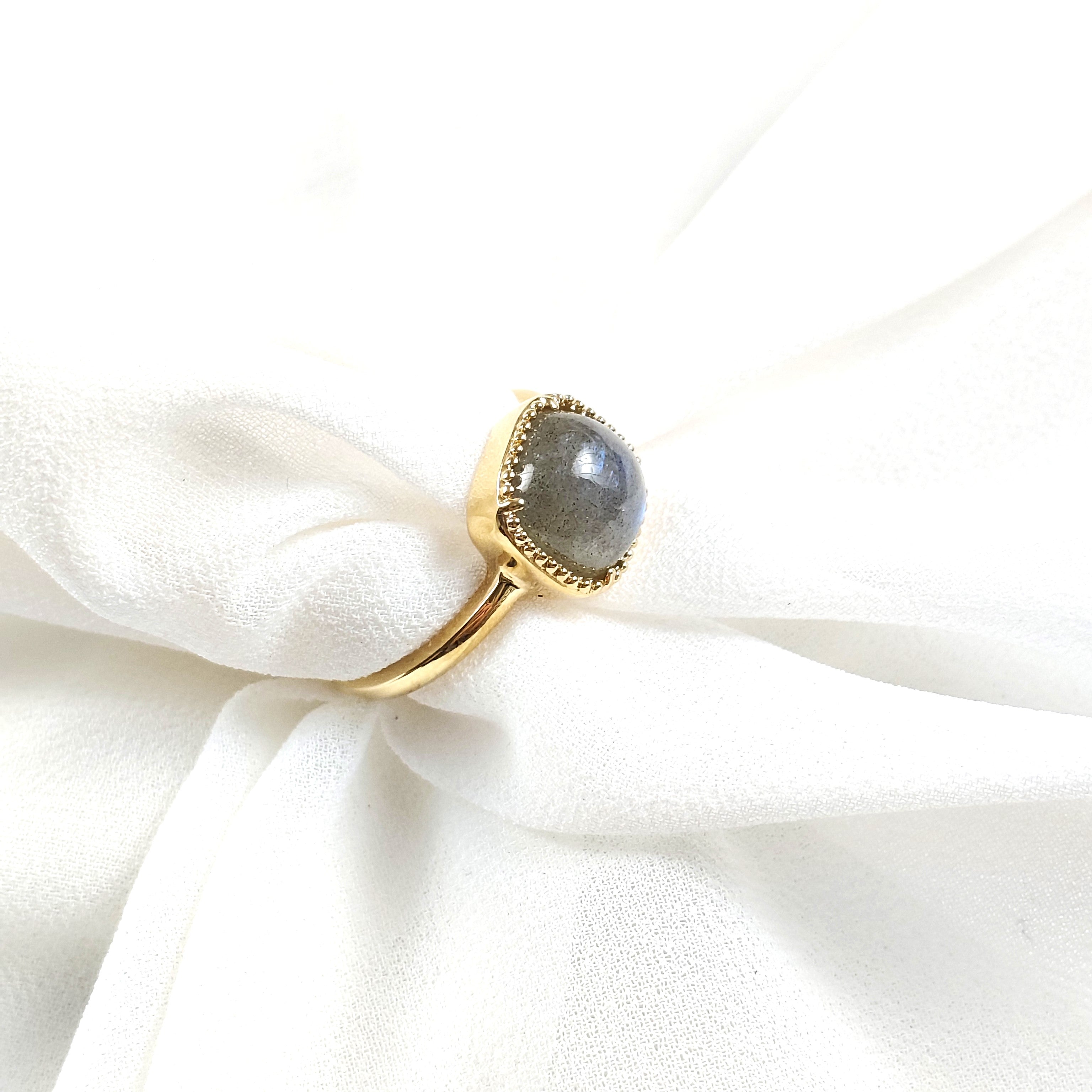 Bague pierre grise cabochon en plaqué or – Garantie 10 ans