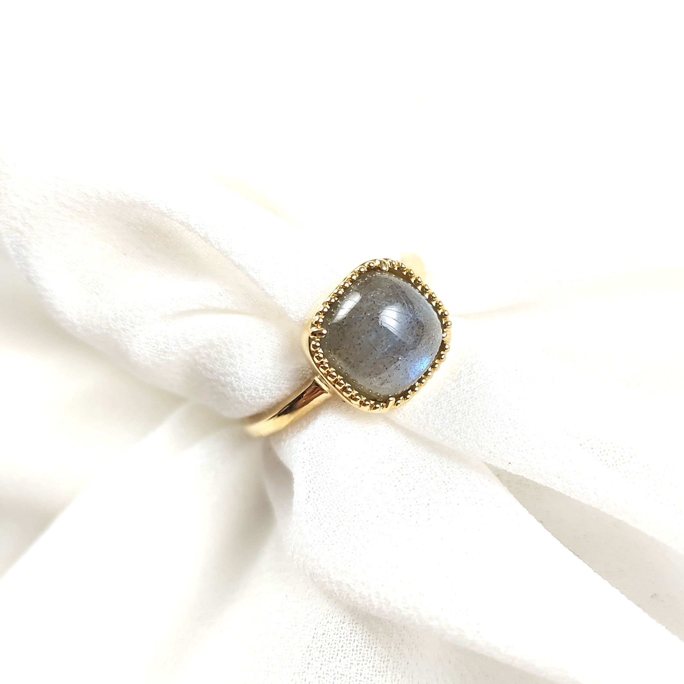 Bague pierre grise cabochon en plaqué or – Garantie 10 ans