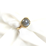 Bague pierre grise cabochon en plaqué or – Garantie 10 ans