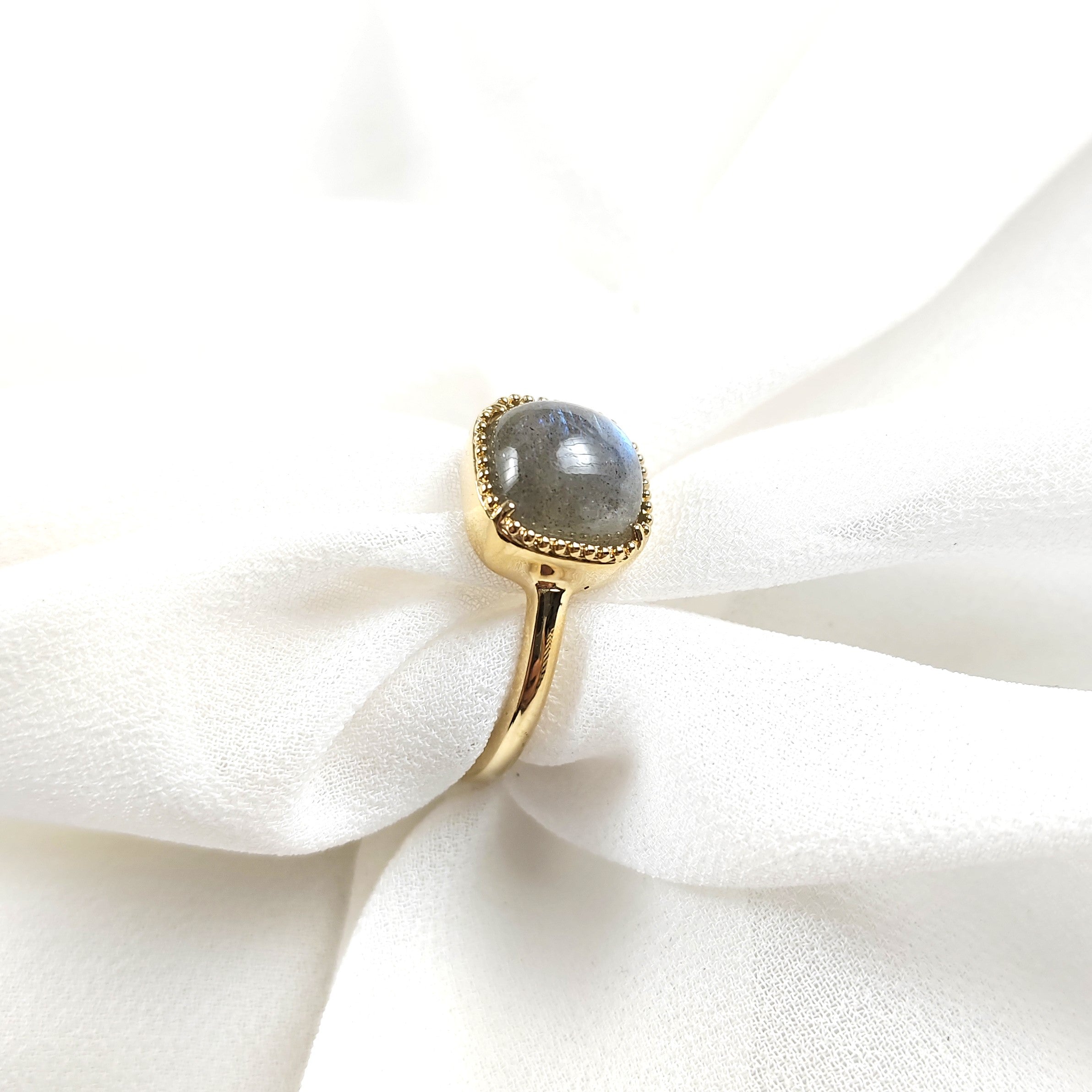 Bague pierre grise cabochon en plaqué or – Garantie 10 ans