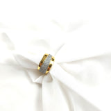 Bague large pavée de zircons en plaqué or – Garantie 10 ans