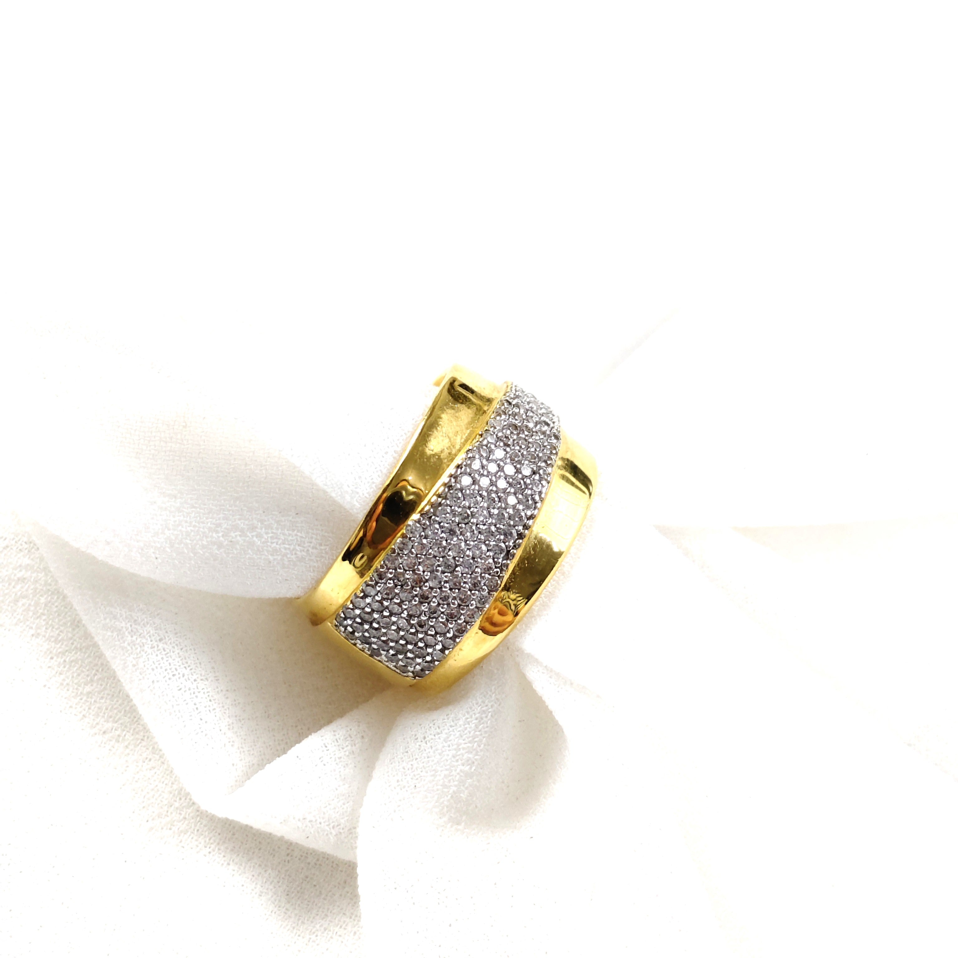 Bague large pavée de zircons en plaqué or – Garantie 10 ans