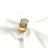 Bague large pavée de zircons en plaqué or – Garantie 10 ans