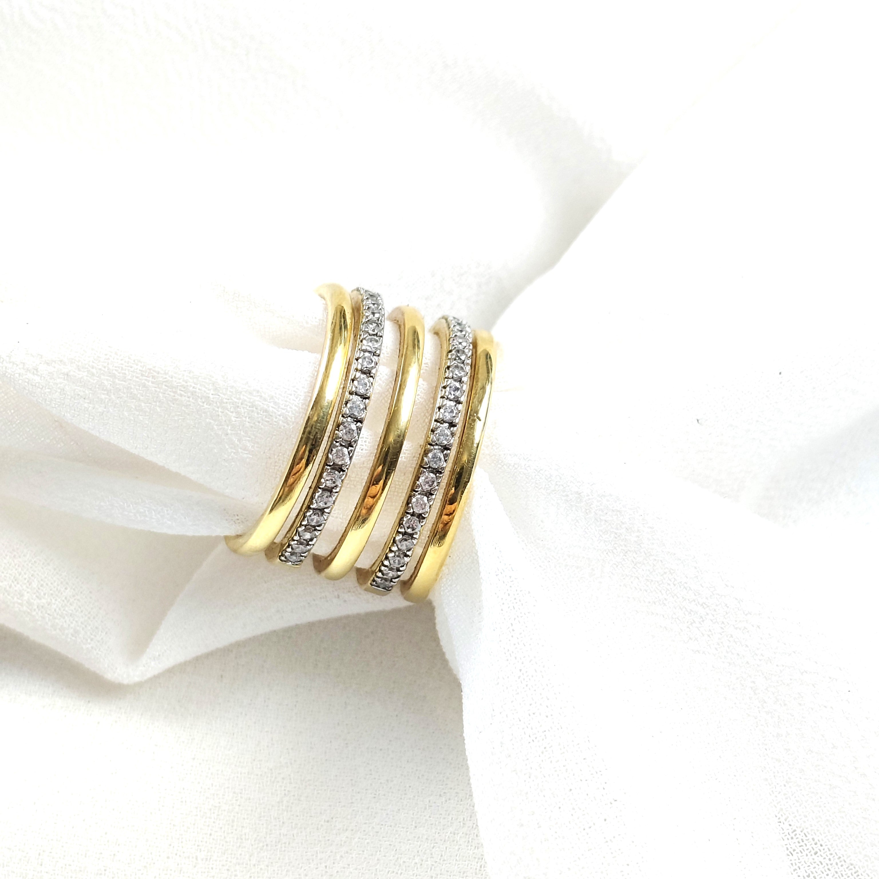 Bague triple rangs pavée de zircons en plaqué or – Garantie 10 ans