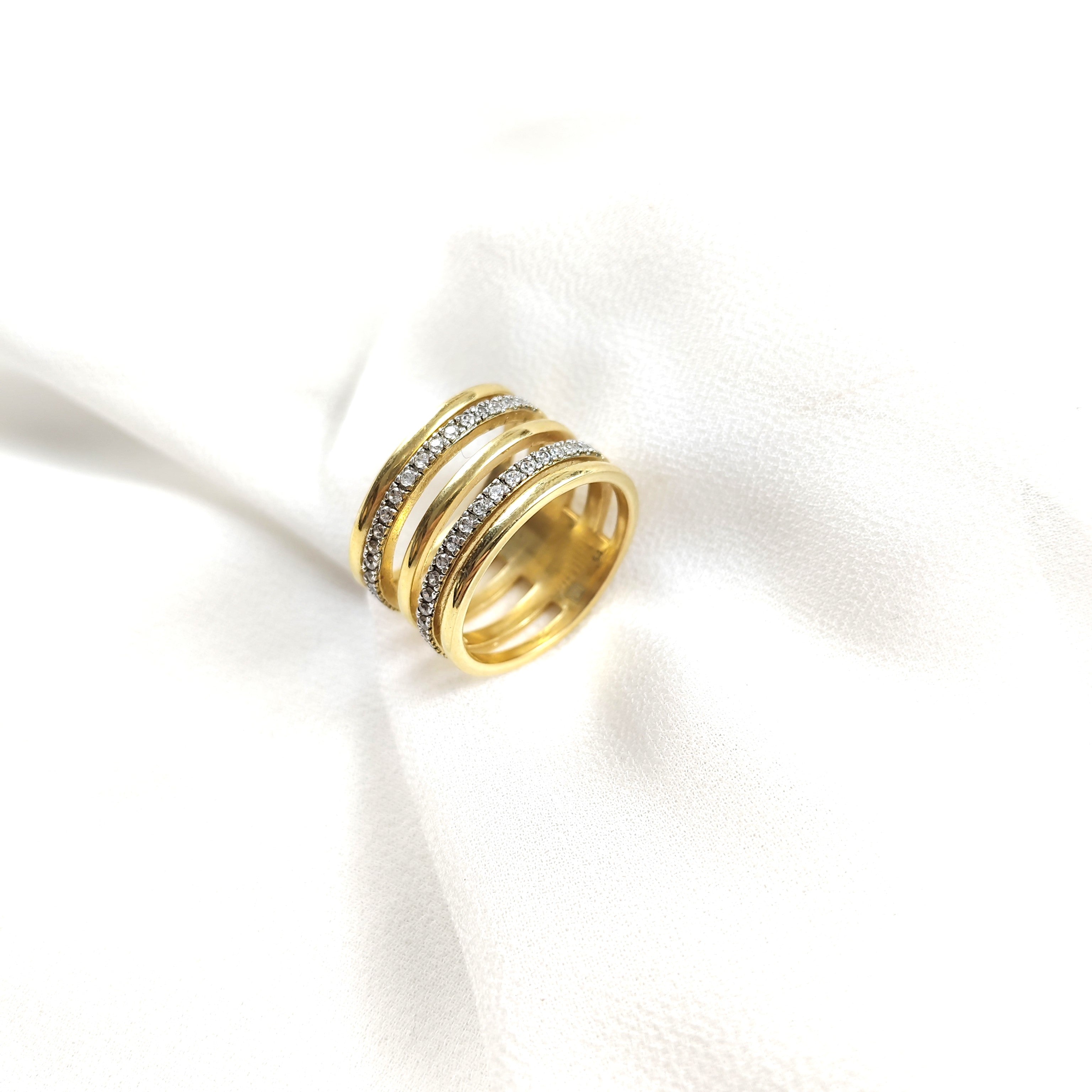 Bague triple rangs pavée de zircons en plaqué or – Garantie 10 ans