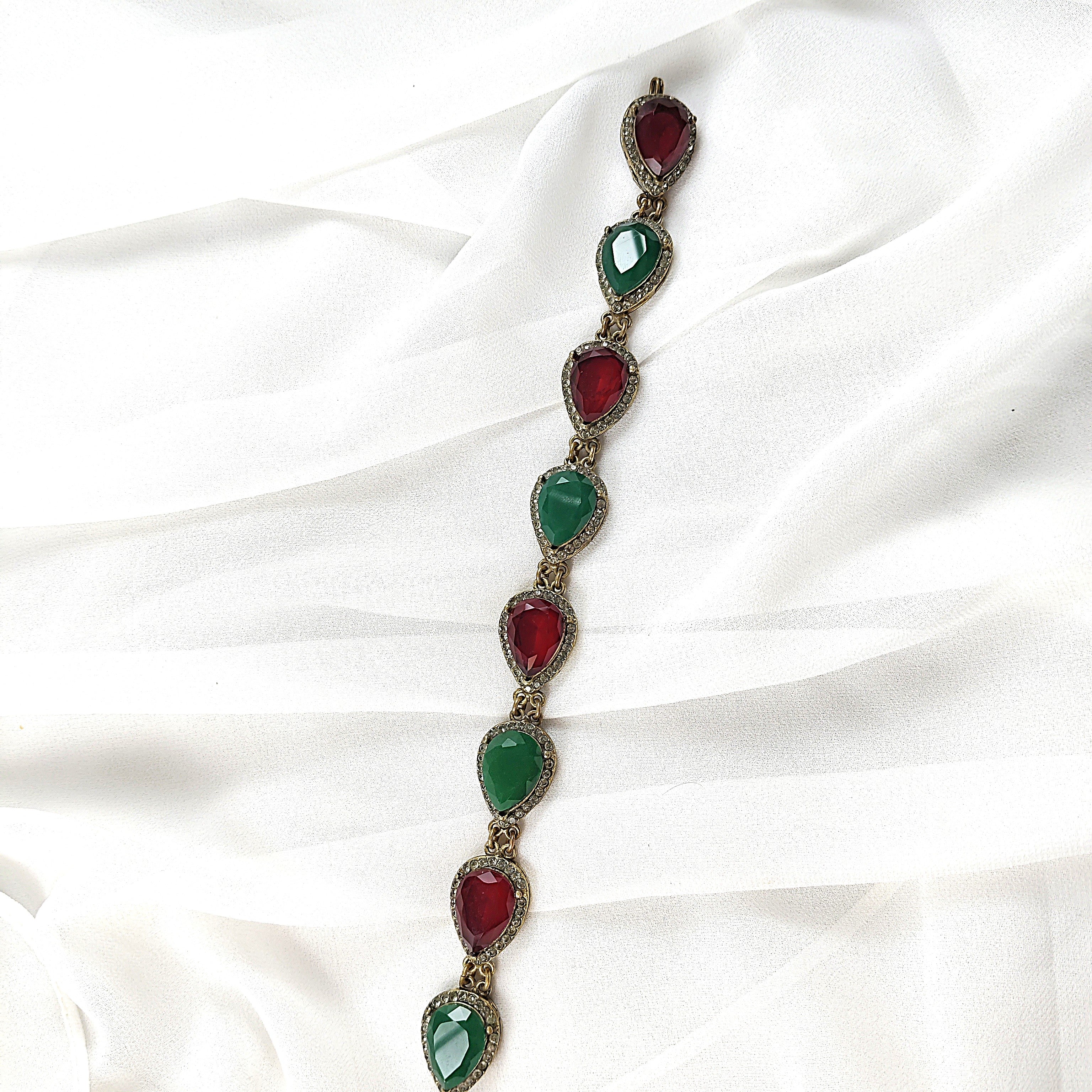 Gourmette antique en bronze avec pierres vertes et rouges