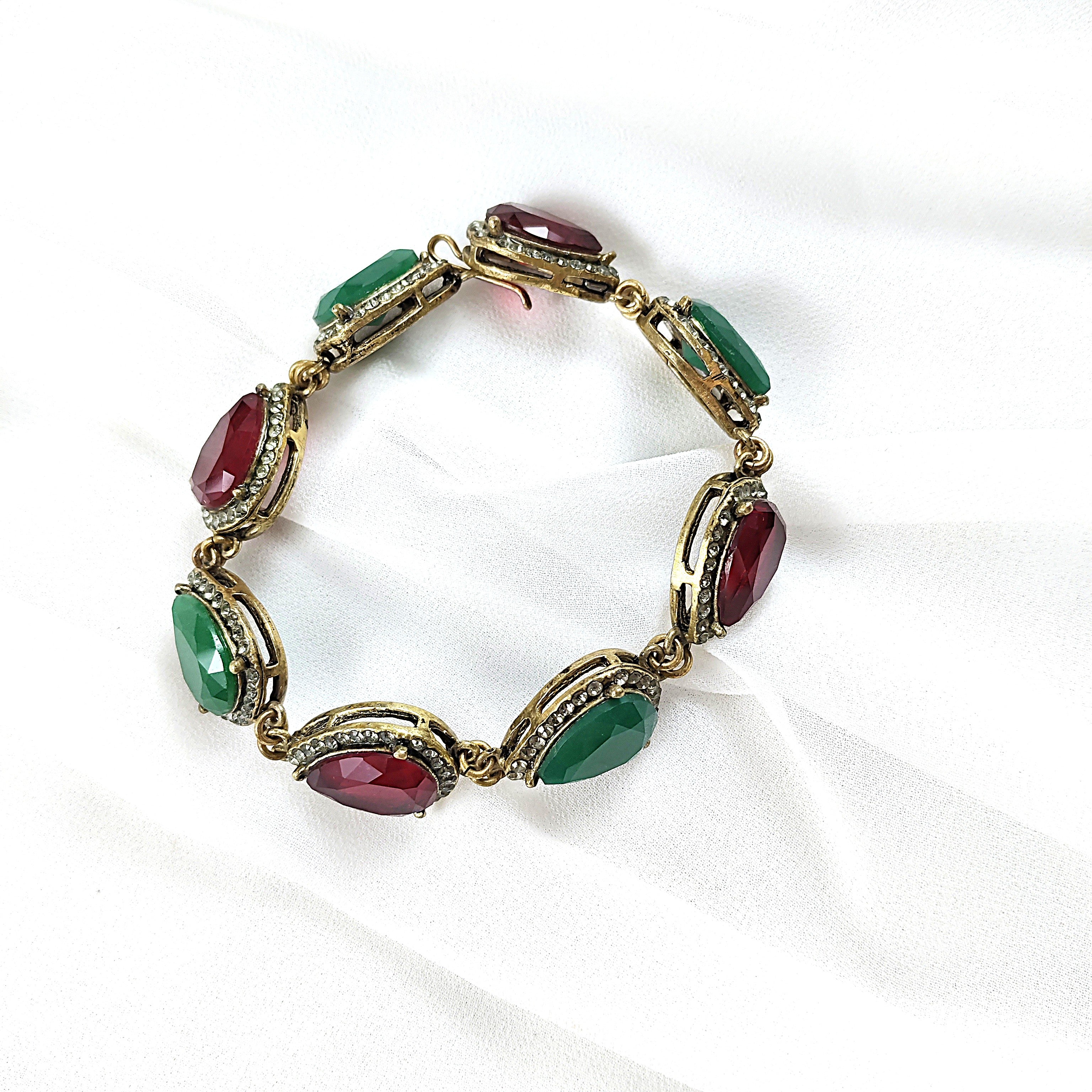 Gourmette antique en bronze avec pierres vertes et rouges