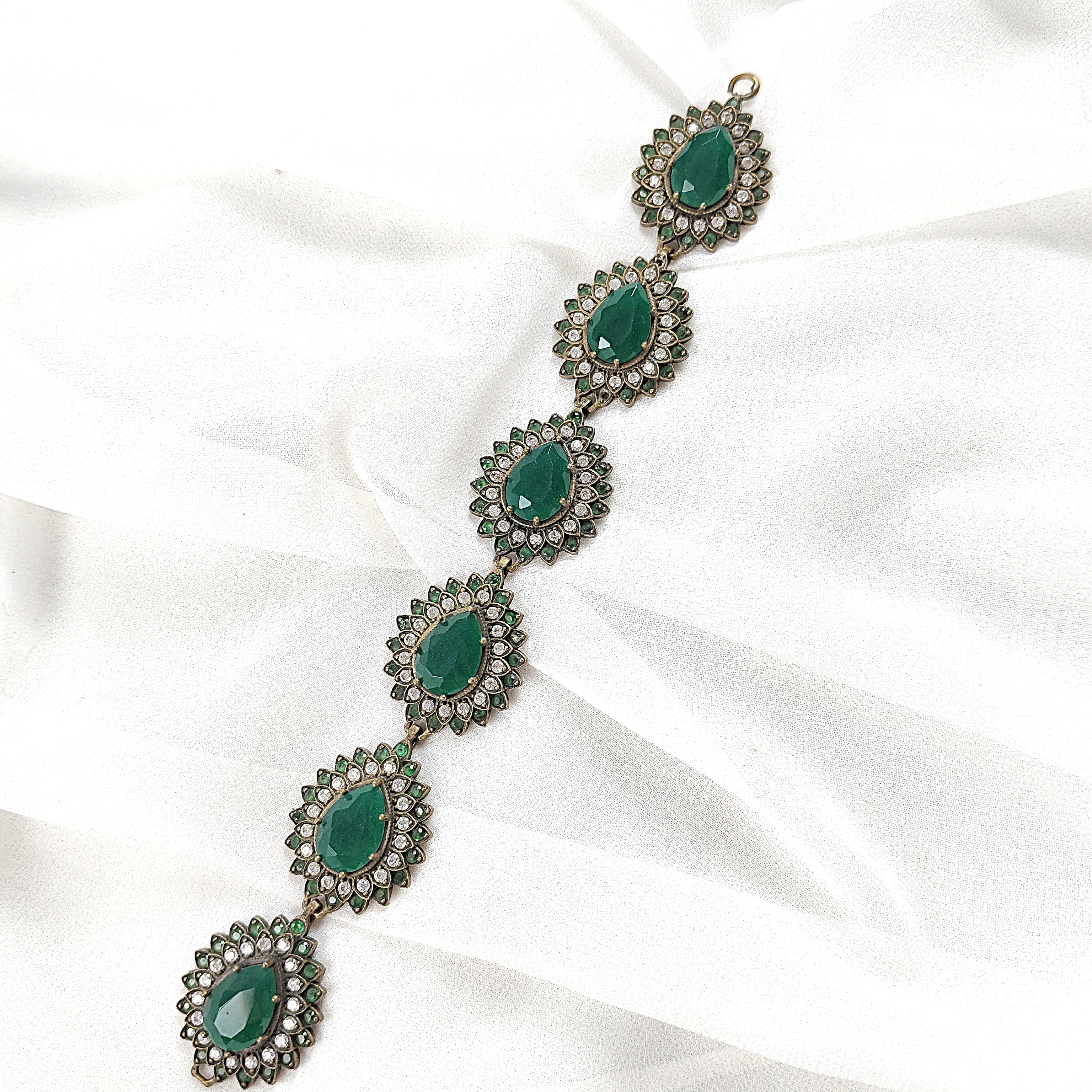 Gourmette antique en bronze et pierres vertes