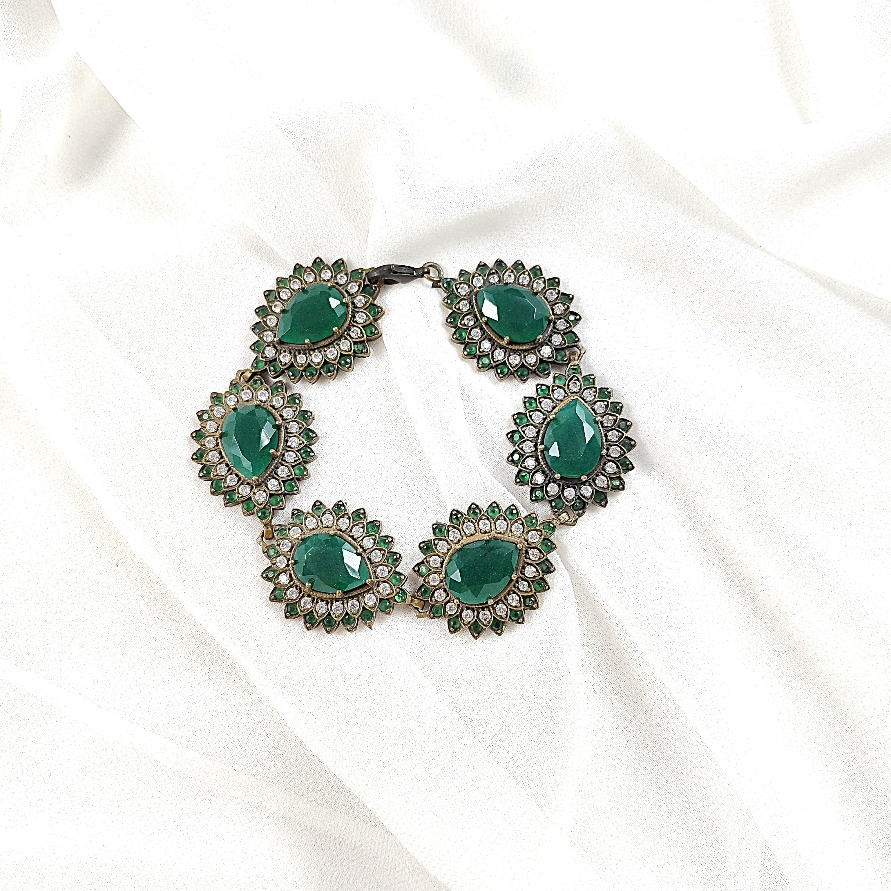 Gourmette antique en bronze et pierres vertes