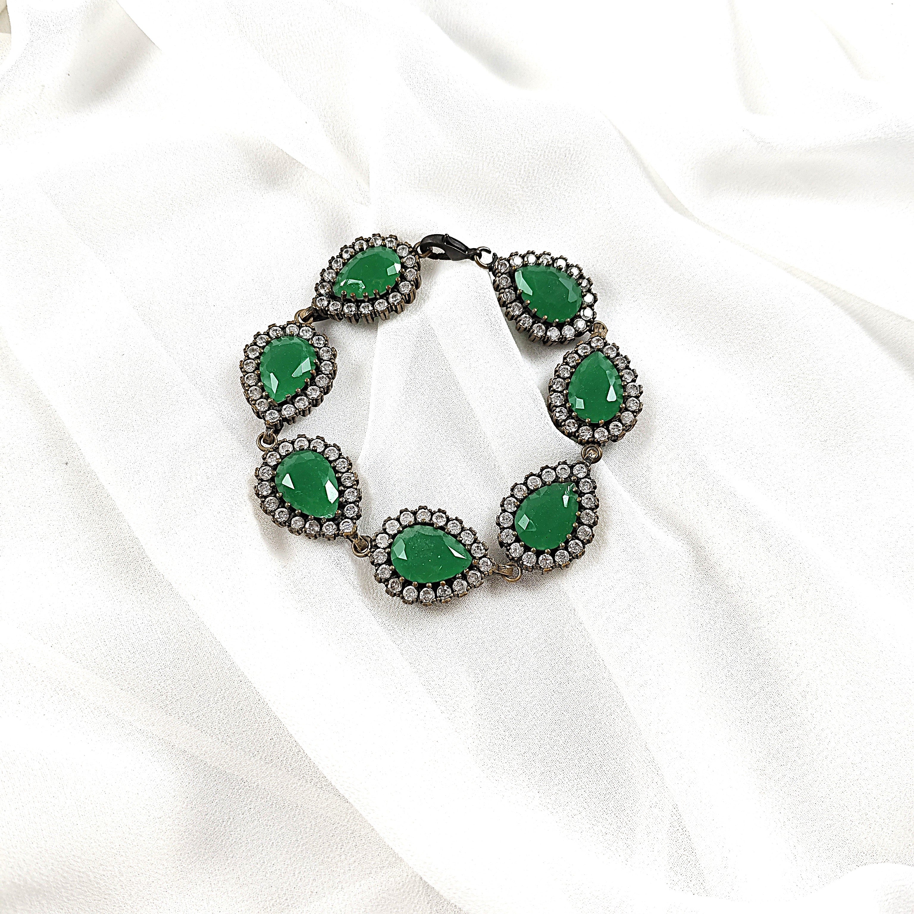 Gourmette antique en bronze avec pierres vertes