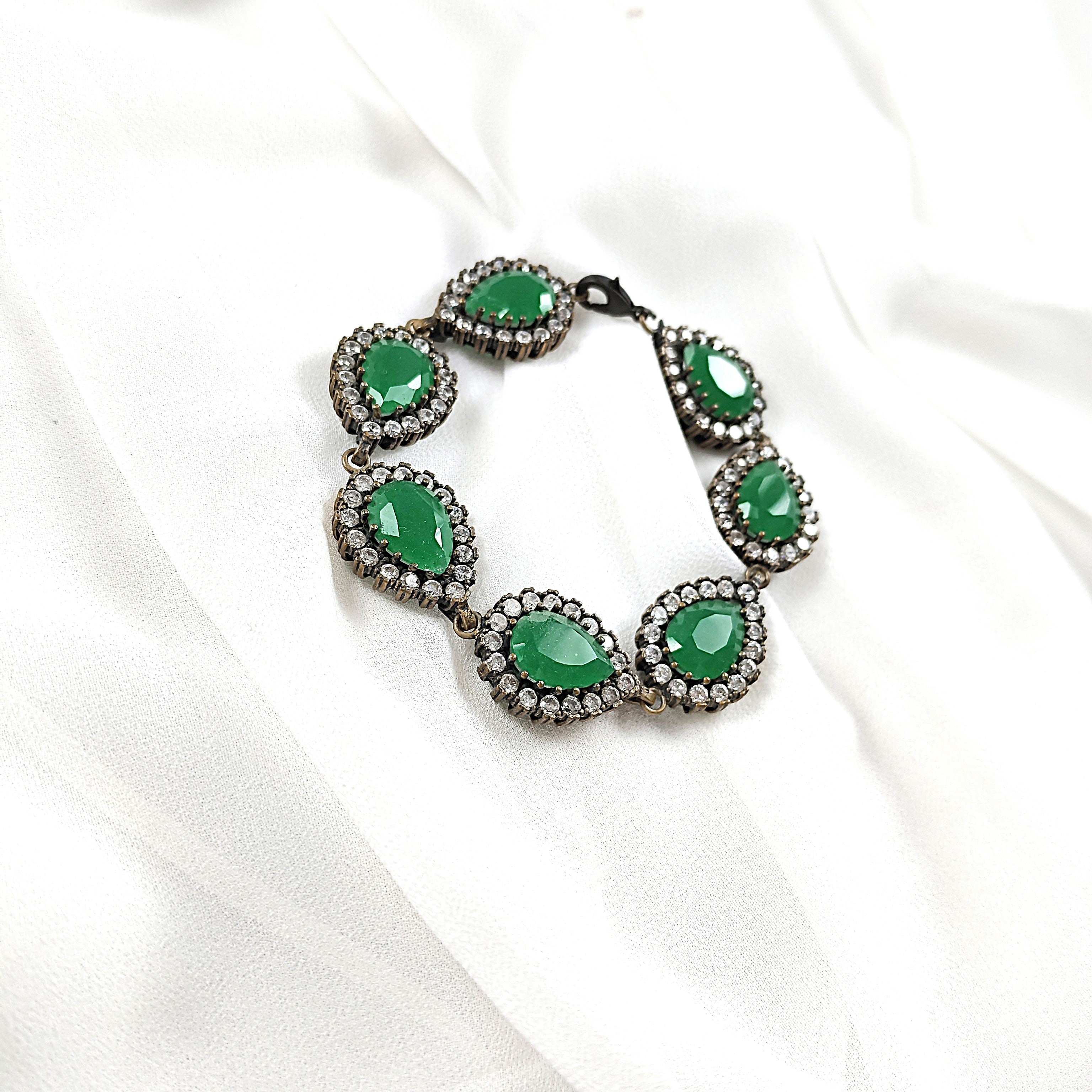 Gourmette antique en bronze avec pierres vertes