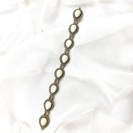 Gourmette antique en bronze avec pierres nacrées blanches