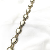 Gourmette antique en bronze avec pierres nacrées blanches