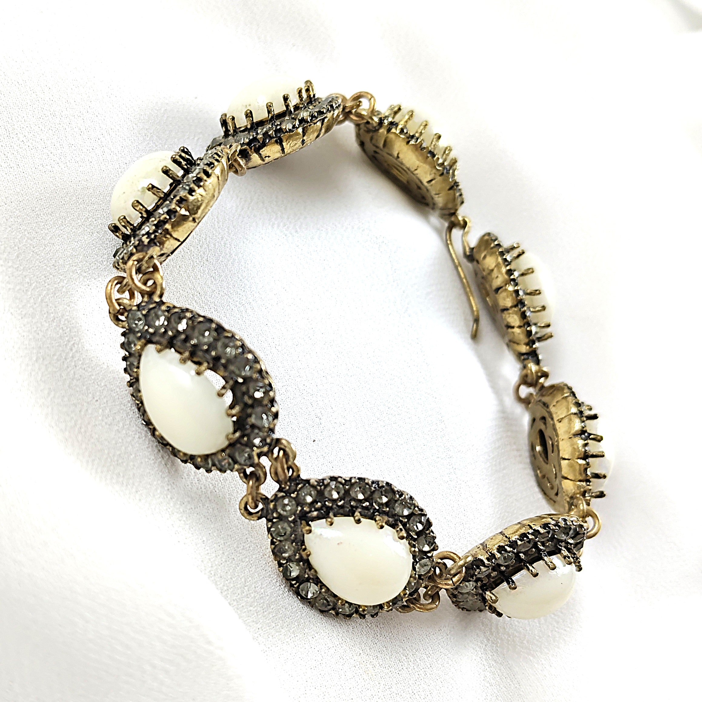Gourmette antique en bronze avec pierres nacrées blanches