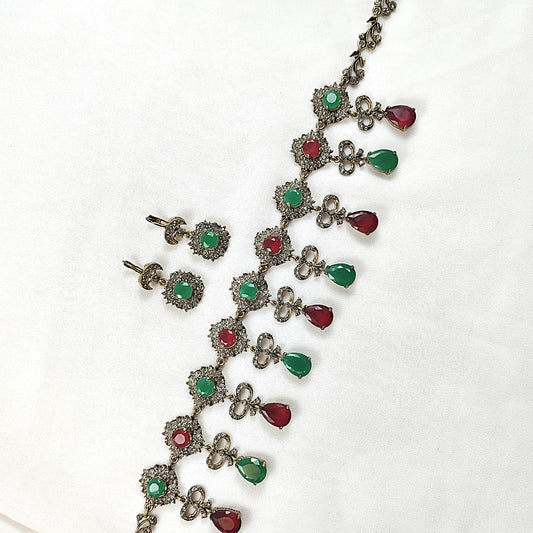 Jbine antique en bronze avec boucles assorties – pierres rouges et vertes