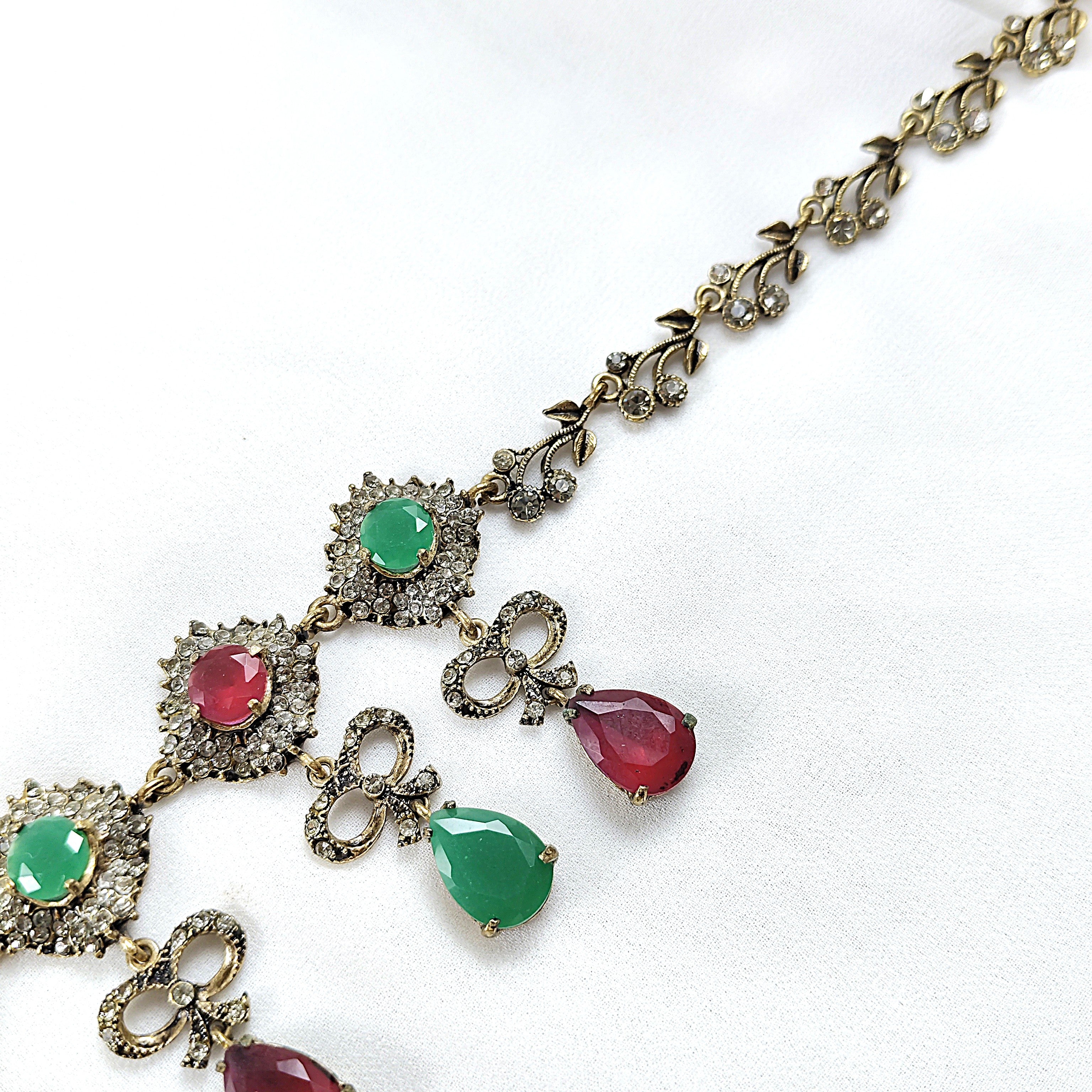 Jbine antique en bronze avec boucles assorties – pierres rouges et vertes