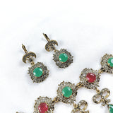 Jbine antique en bronze avec boucles assorties – pierres rouges et vertes