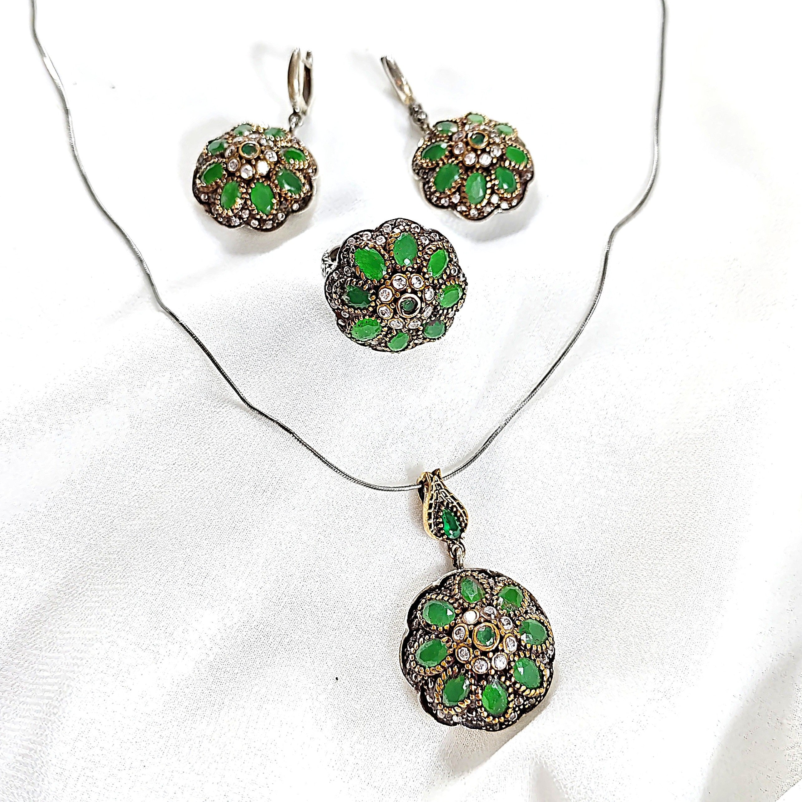 Parure  antique – Fleurs vert émeraude et perles fines