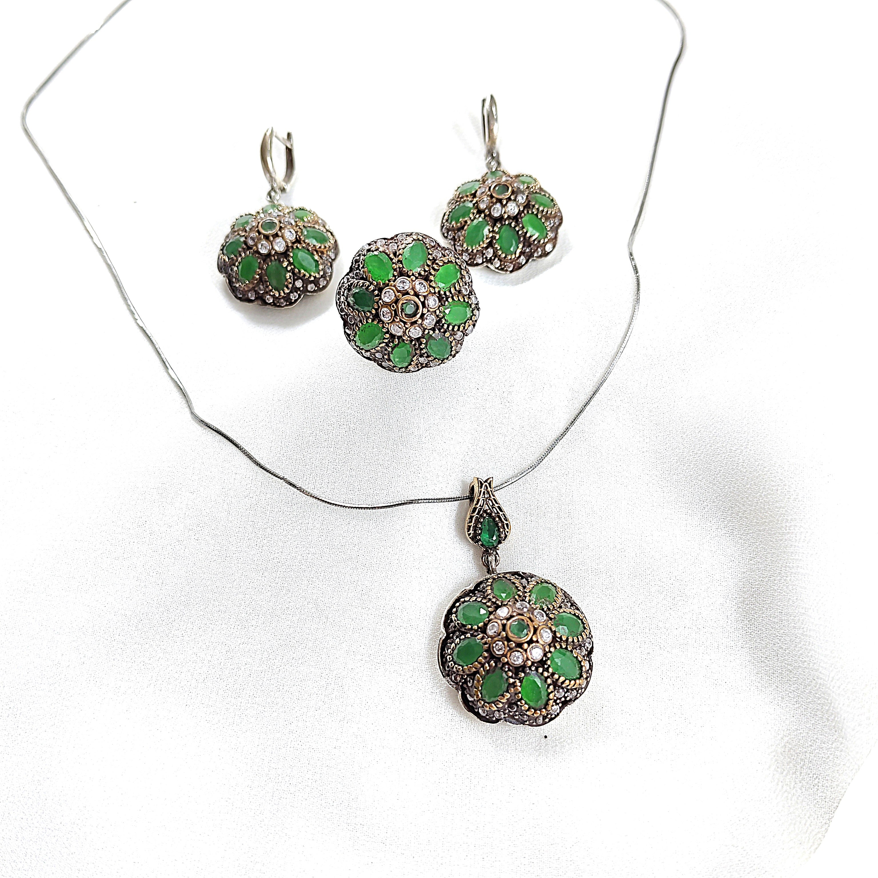 Parure  antique – Fleurs vert émeraude et perles fines