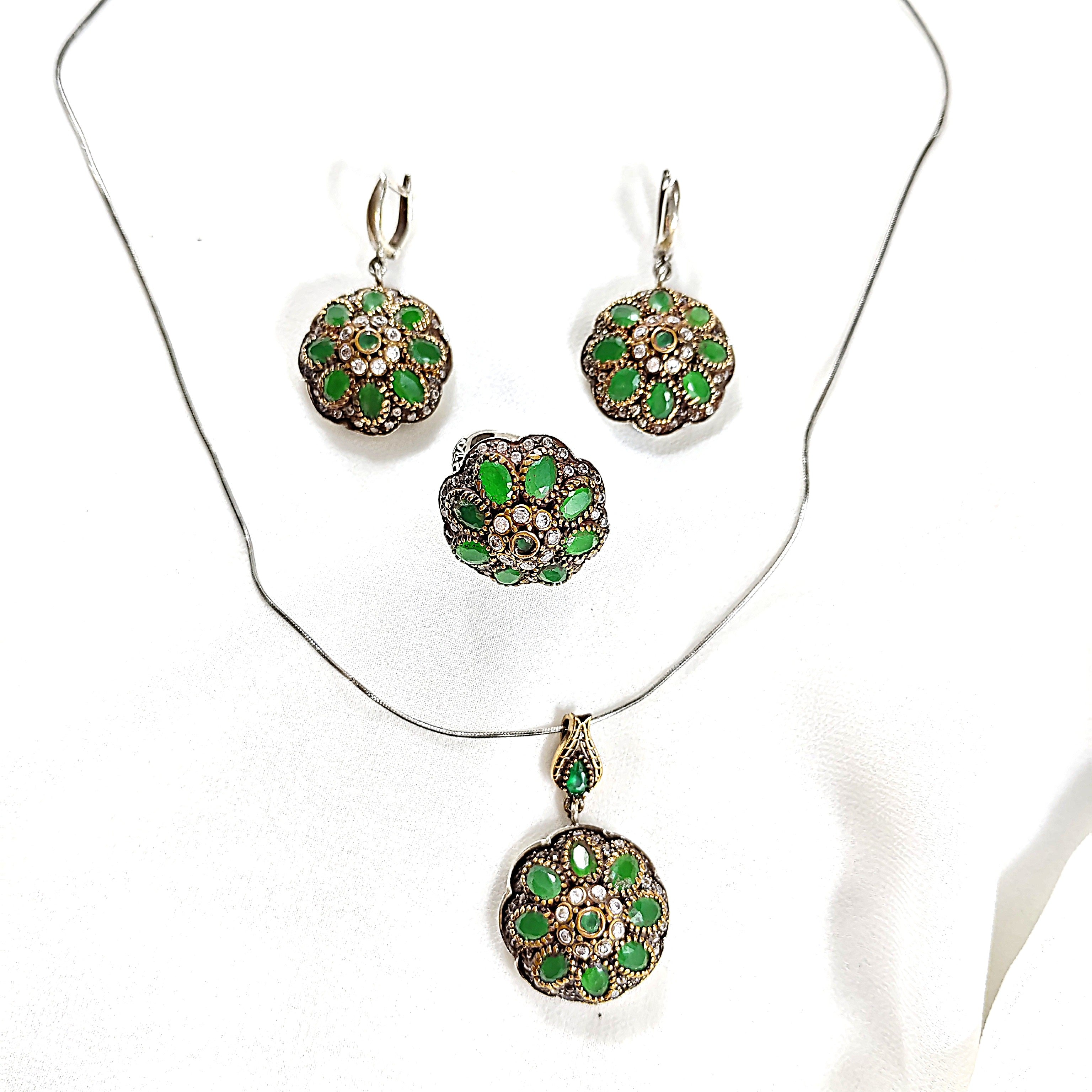 Parure  antique – Fleurs vert émeraude et perles fines