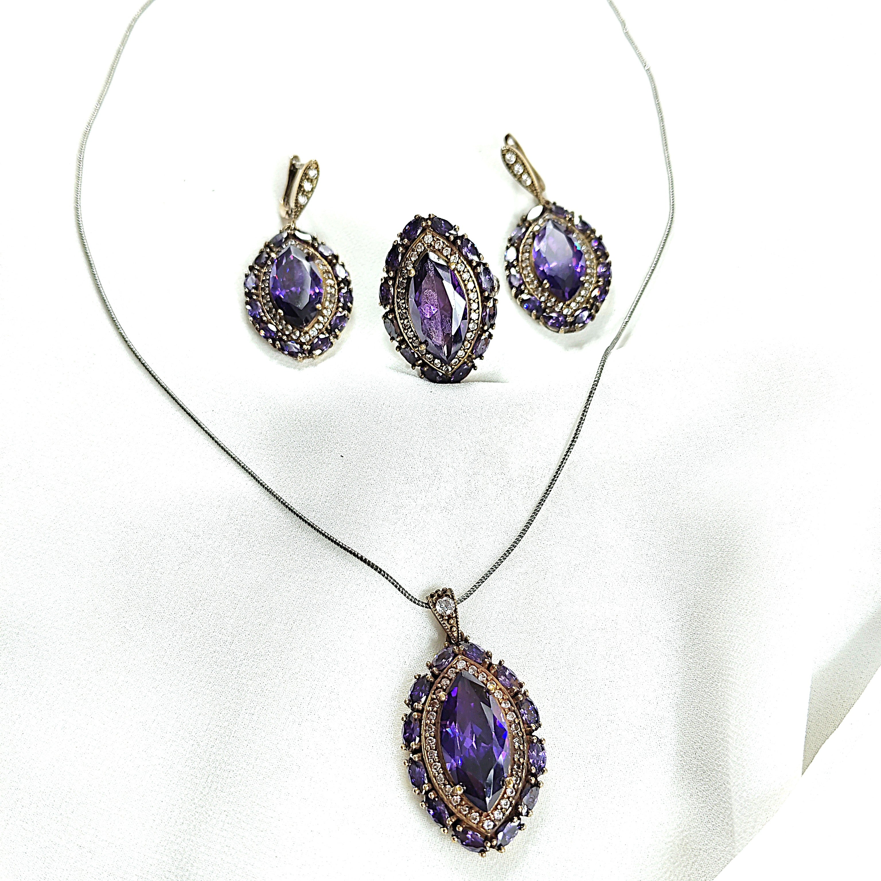 Parure antique – Élégance royale aux pierres violettes