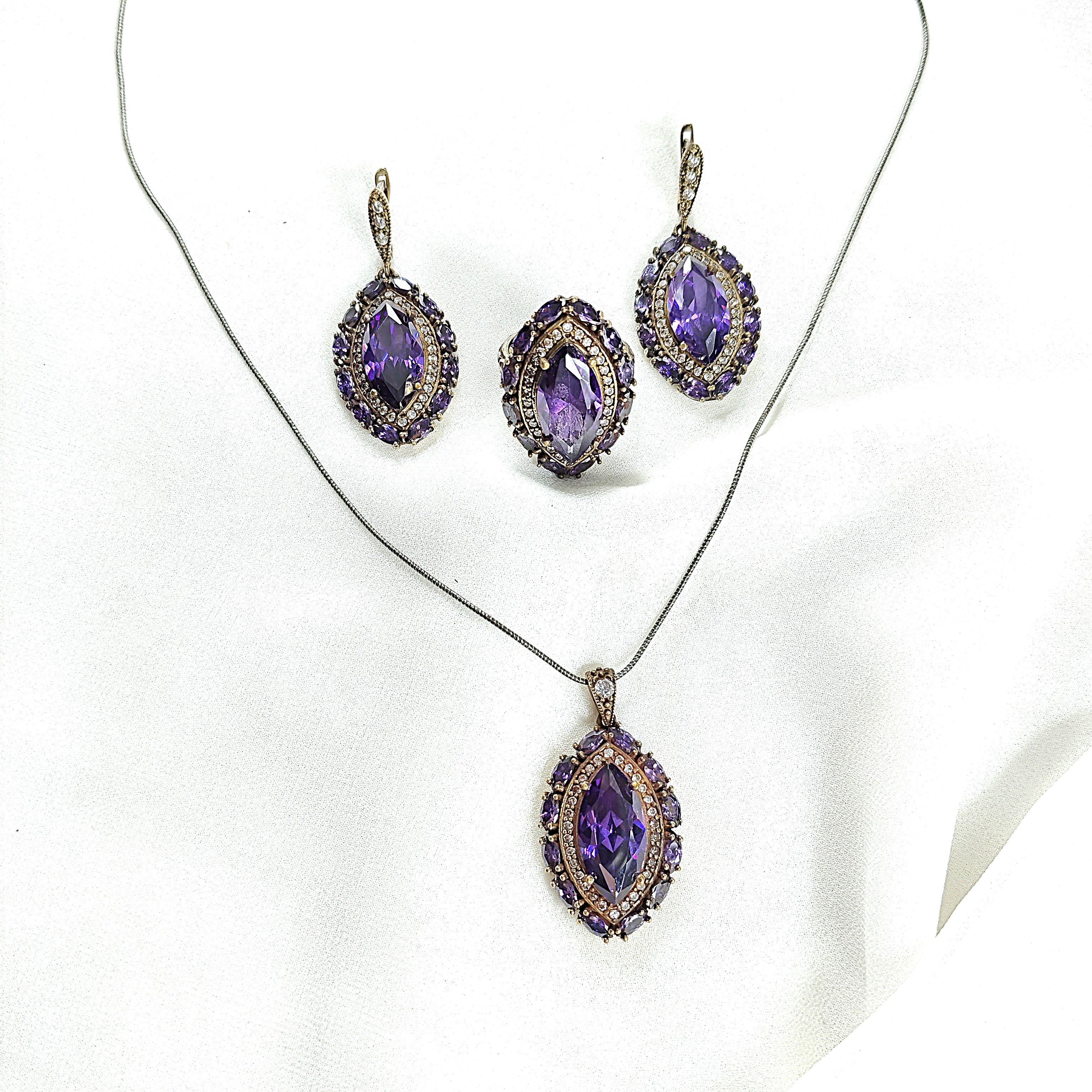 Parure antique – Élégance royale aux pierres violettes