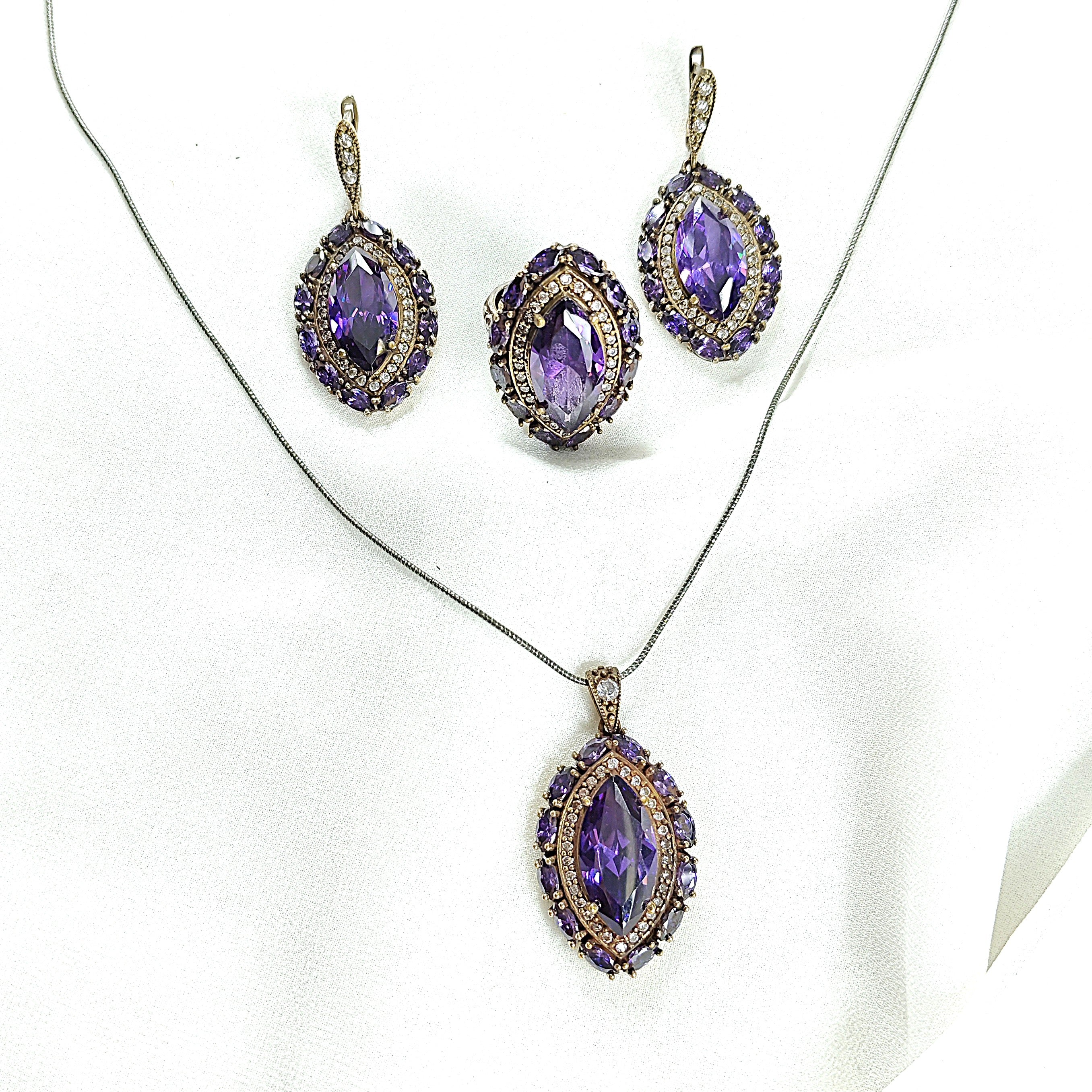 Parure antique – Élégance royale aux pierres violettes