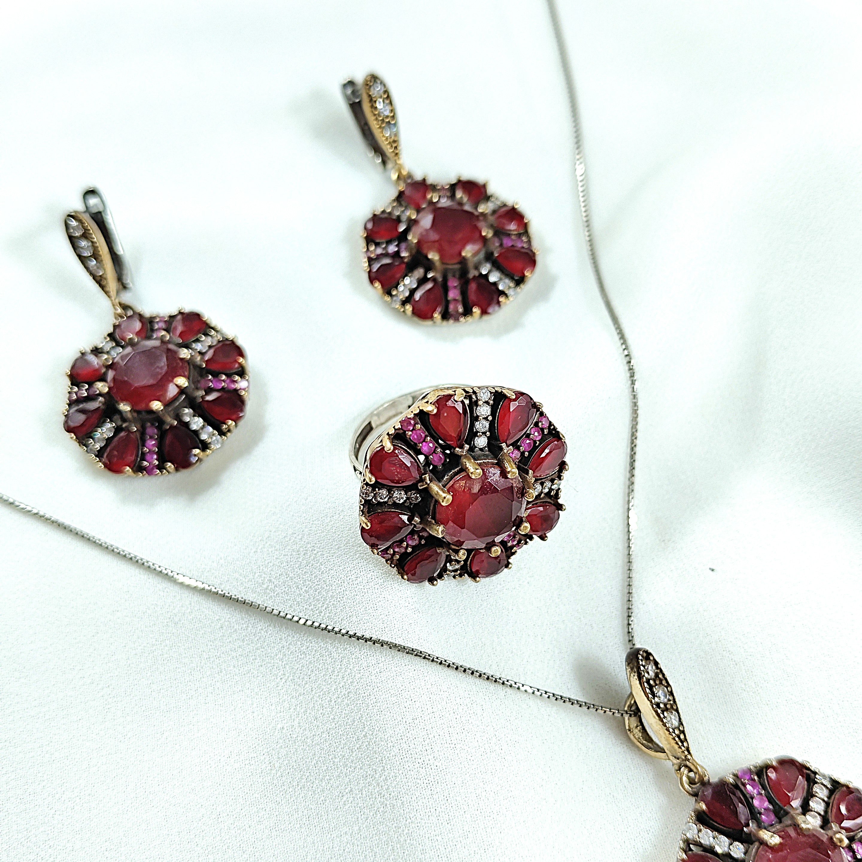 Parure en bronze et argent – Splendeur royale aux pierres rubis