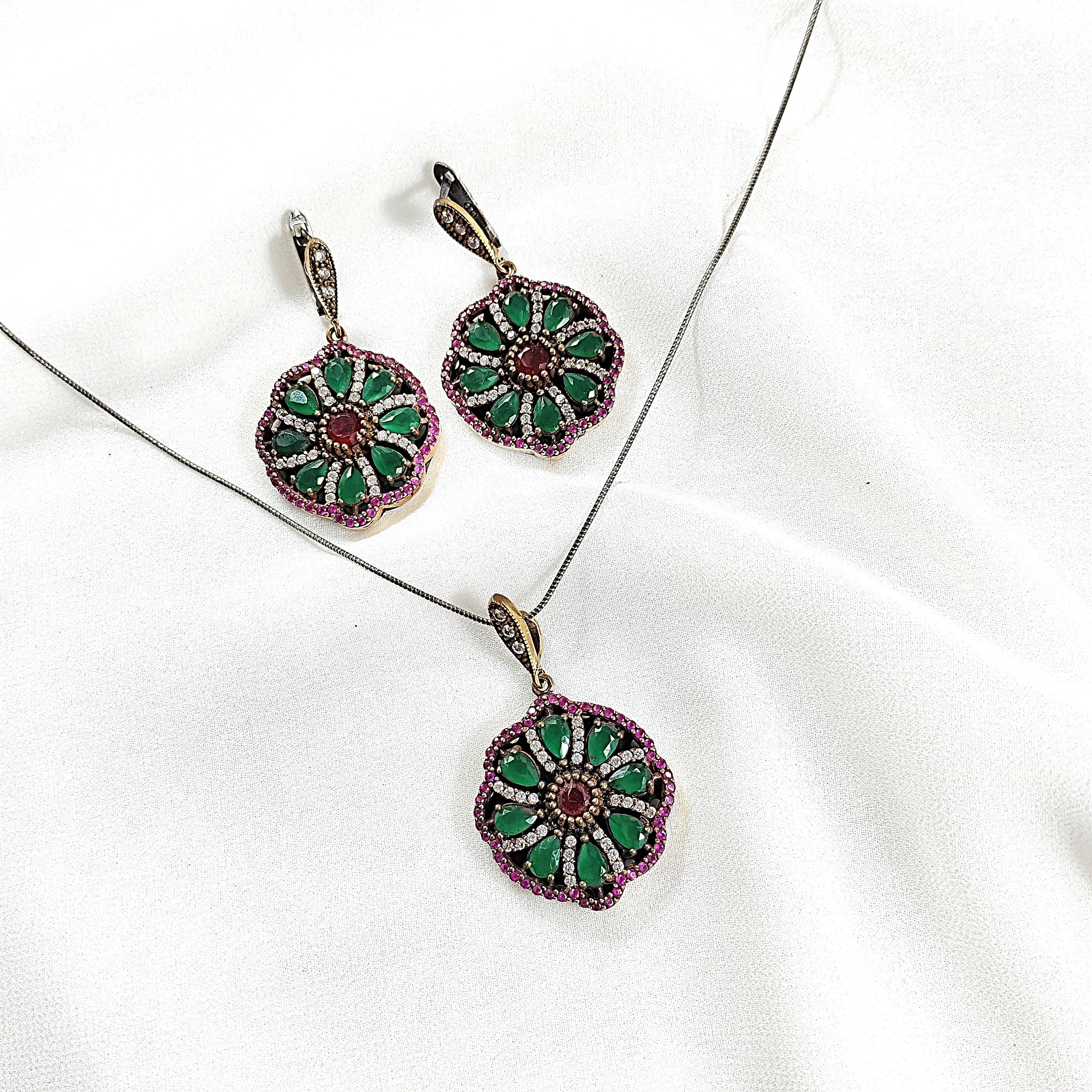 Parure en bronze et argent – Élégance florale émeraude et rubis