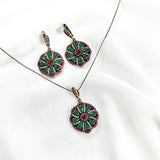 Parure en bronze et argent – Élégance florale émeraude et rubis