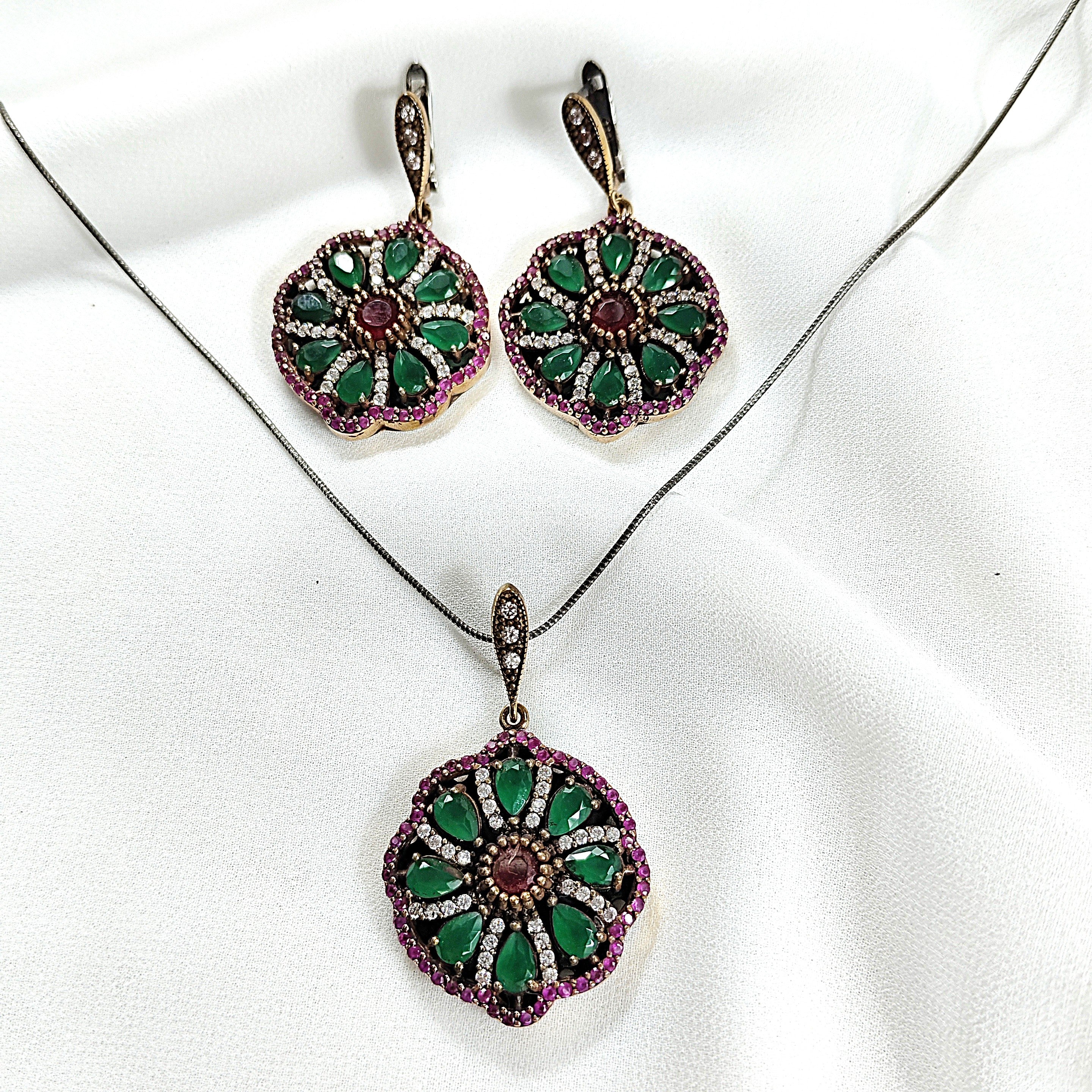 Parure en bronze et argent – Élégance florale émeraude et rubis