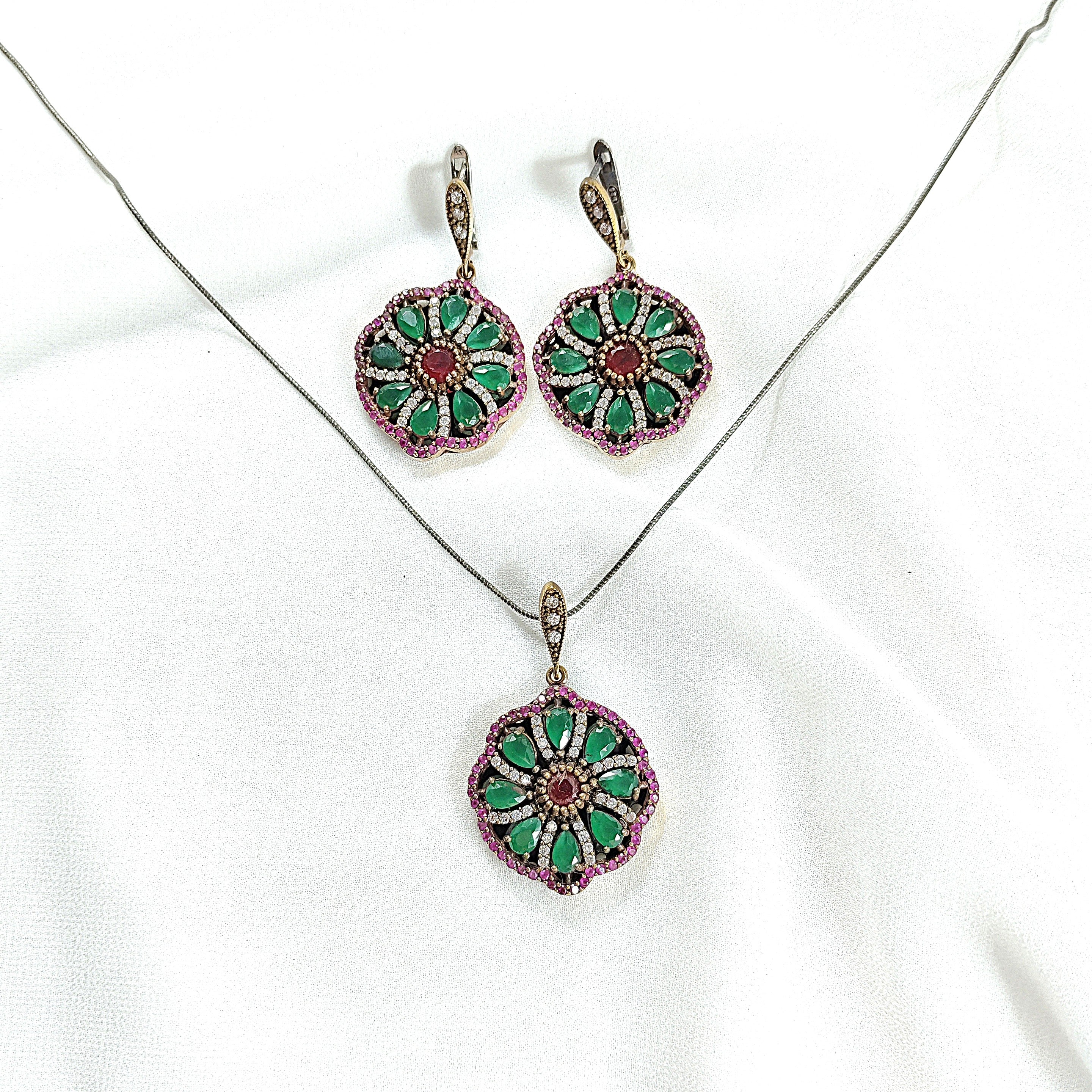 Parure en bronze et argent – Élégance florale émeraude et rubis