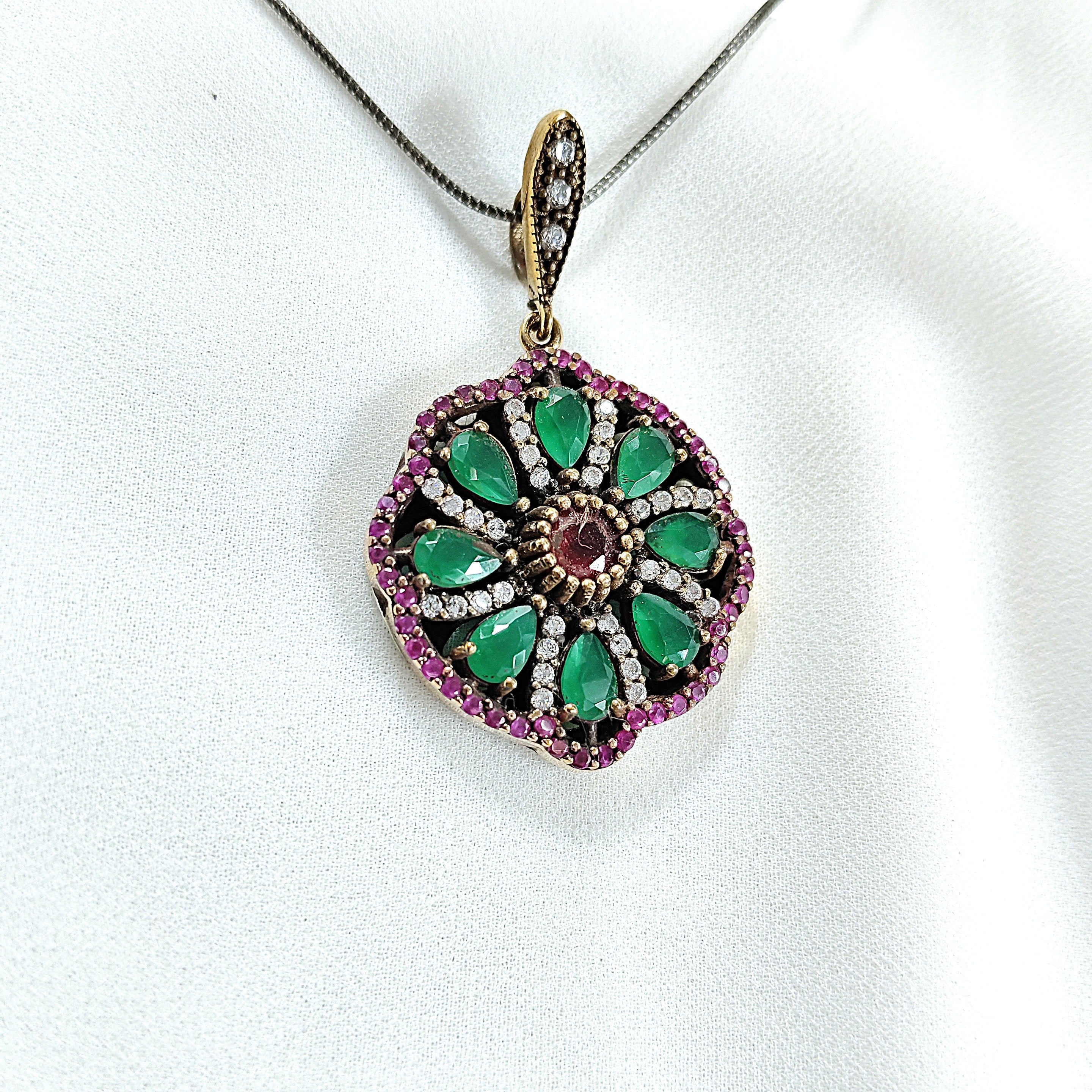 Parure en bronze et argent – Élégance florale émeraude et rubis