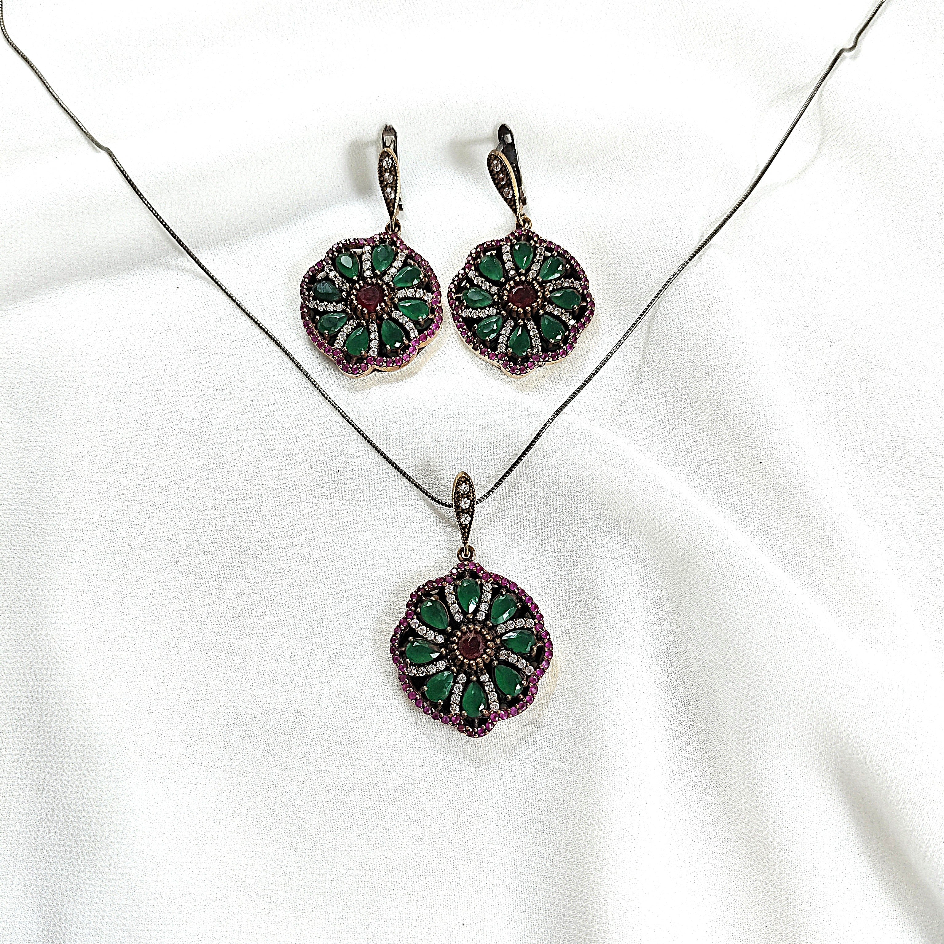 Parure en bronze et argent – Élégance florale émeraude et rubis