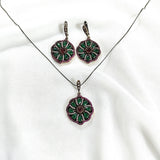 Parure en bronze et argent – Élégance florale émeraude et rubis