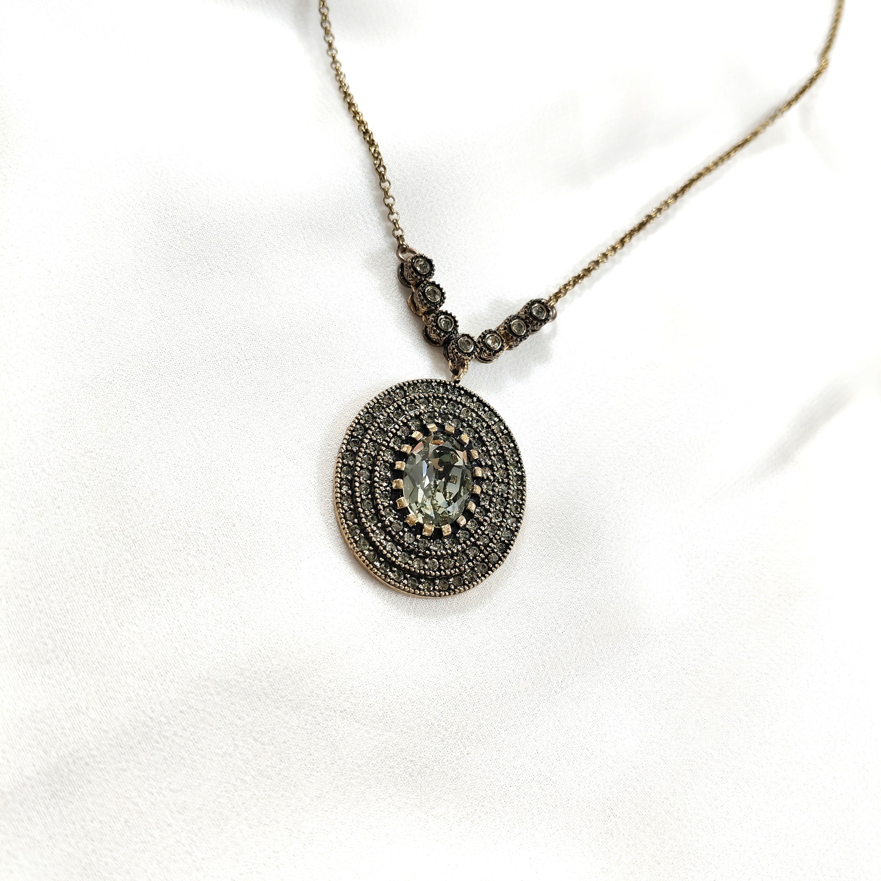 Chaîne en bronze – Médaillon ovale impérial