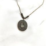 Chaîne en bronze – Médaillon ovale impérial